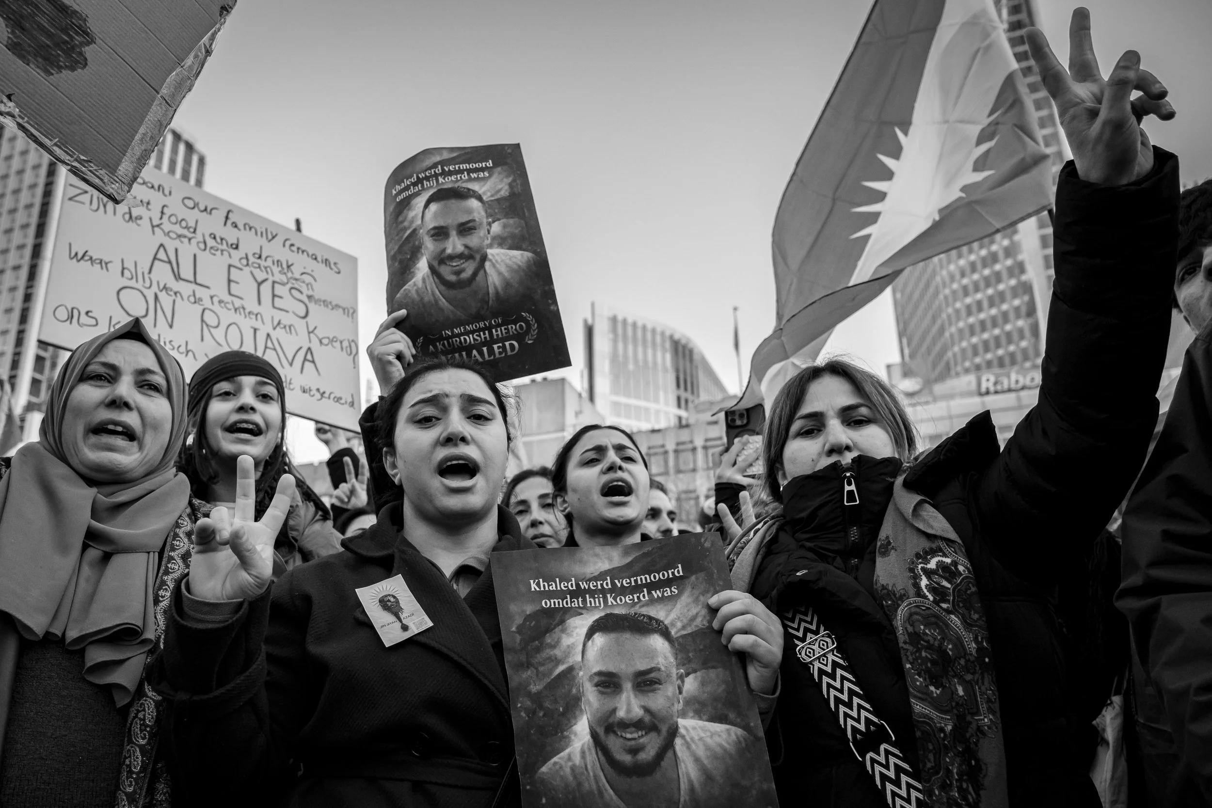 Koerden demonstreren in Den Haag nabij het station (februari 2026).