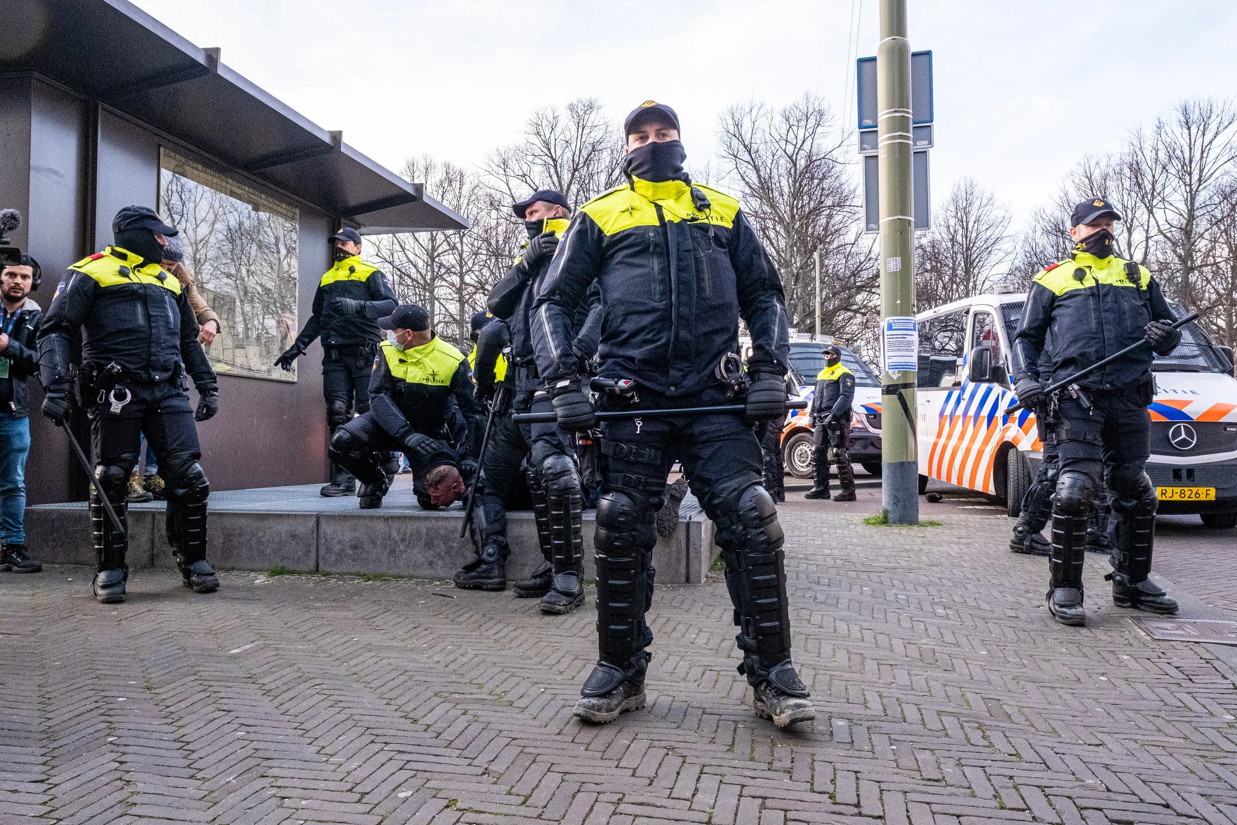 Aan het einde van het protest werd het nog even onrustig en ontstond een opstootje. De politie hield enkele mensen aan (februari 2022).