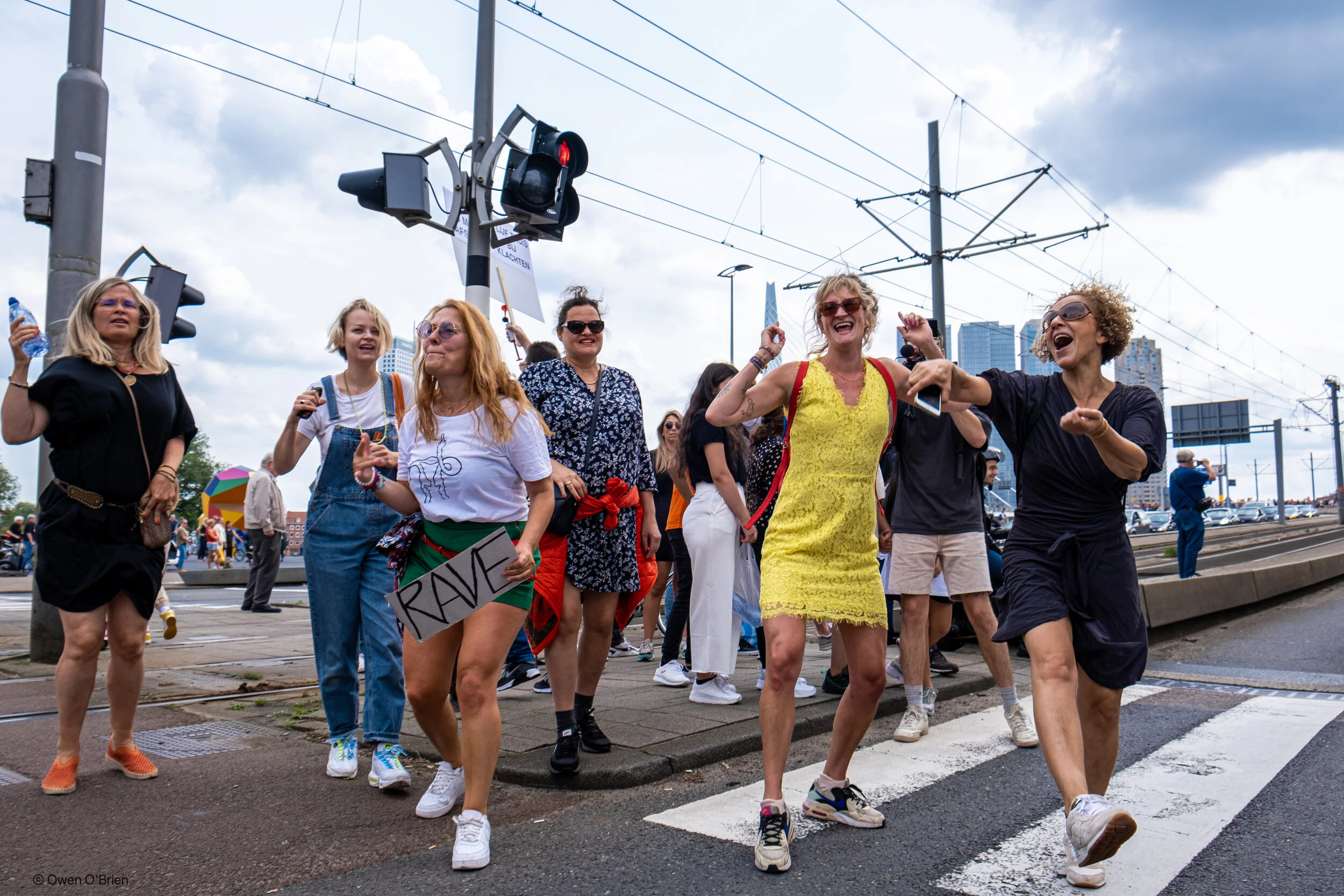 Deelnemers van de protestmars 'Unmute Us' nabij de Erasmusbrug in Rotterdam (augustus 2021).