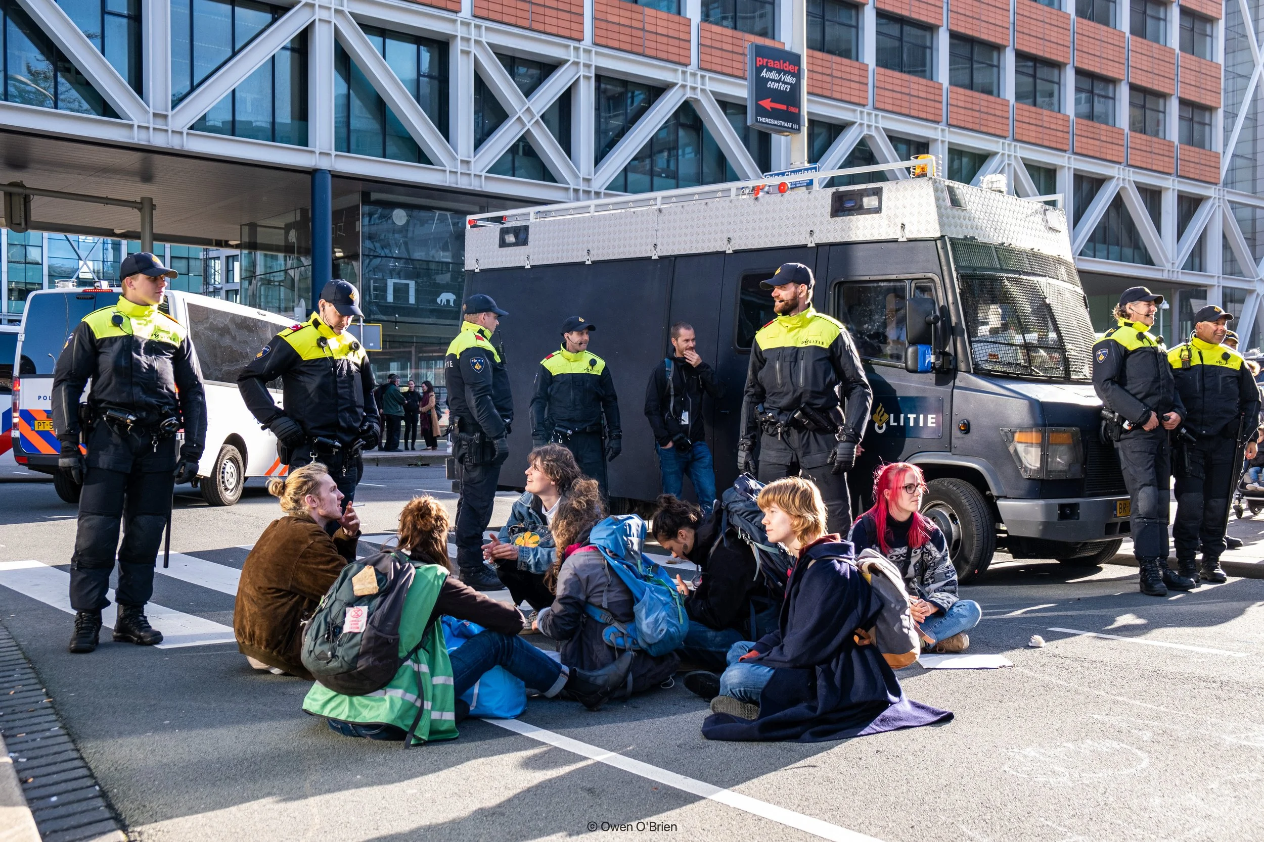 Actievoerders van Extinction Rebellion worden ingesloten door leden van het Parate Peloton (oktober 2021).
