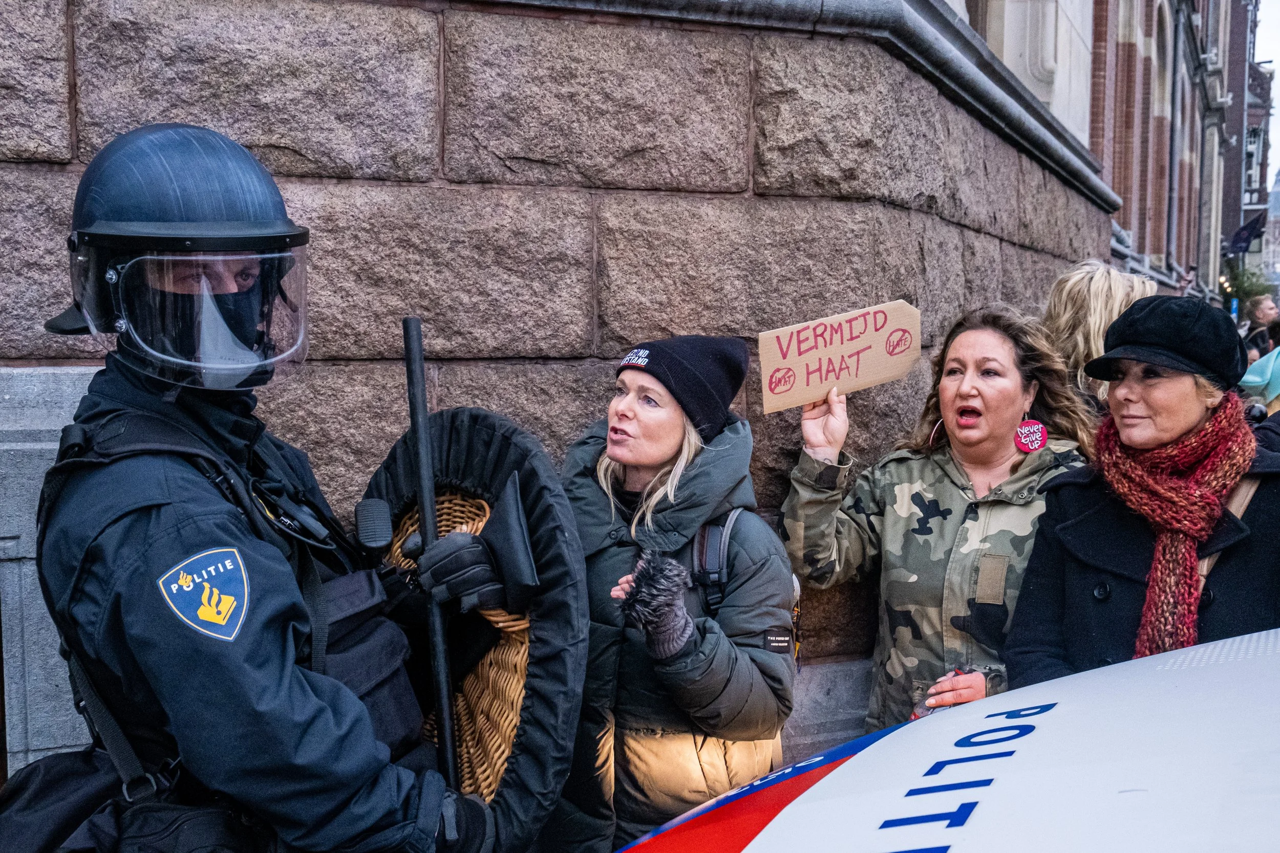 De politie heeft vandaag bij de demonstratie tegen de coronamaatregelen in Amsterdam dertig mensen aangehouden. Ze worden verdacht van het verstoren van de openbare orde, het overtreden van de Wet op de identificatieplicht, verboden wapenbezit, beled