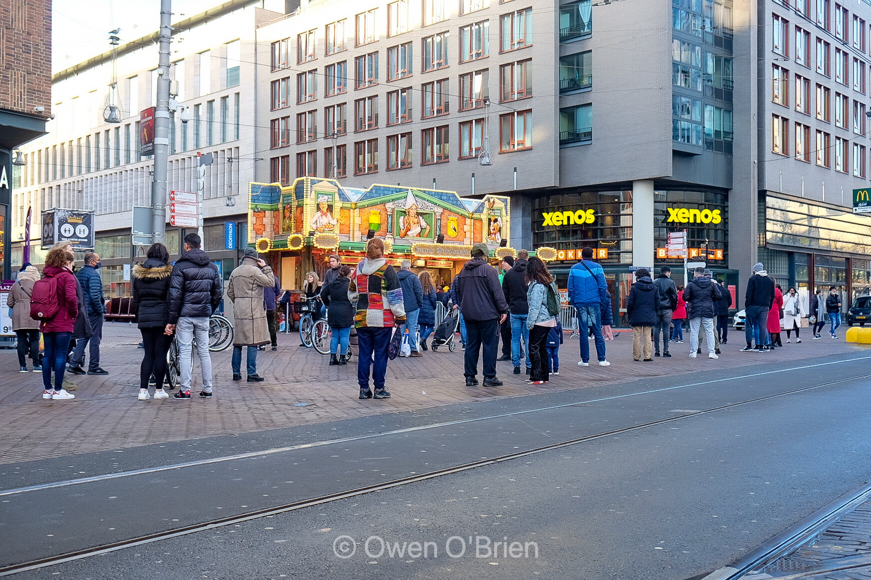 Topdrukte bij een oliebollenkraam in Den Haag (AD januari 2021 + VIDEO RTL Nieuws)