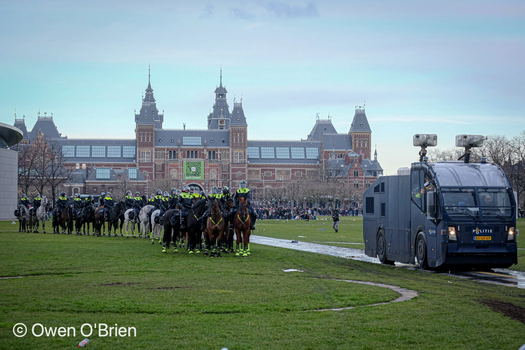Het Museumplein in Amsterdam is leeg gemaakt door de paardenbrigade en een waterkanon na rellen op 24-01-2021.