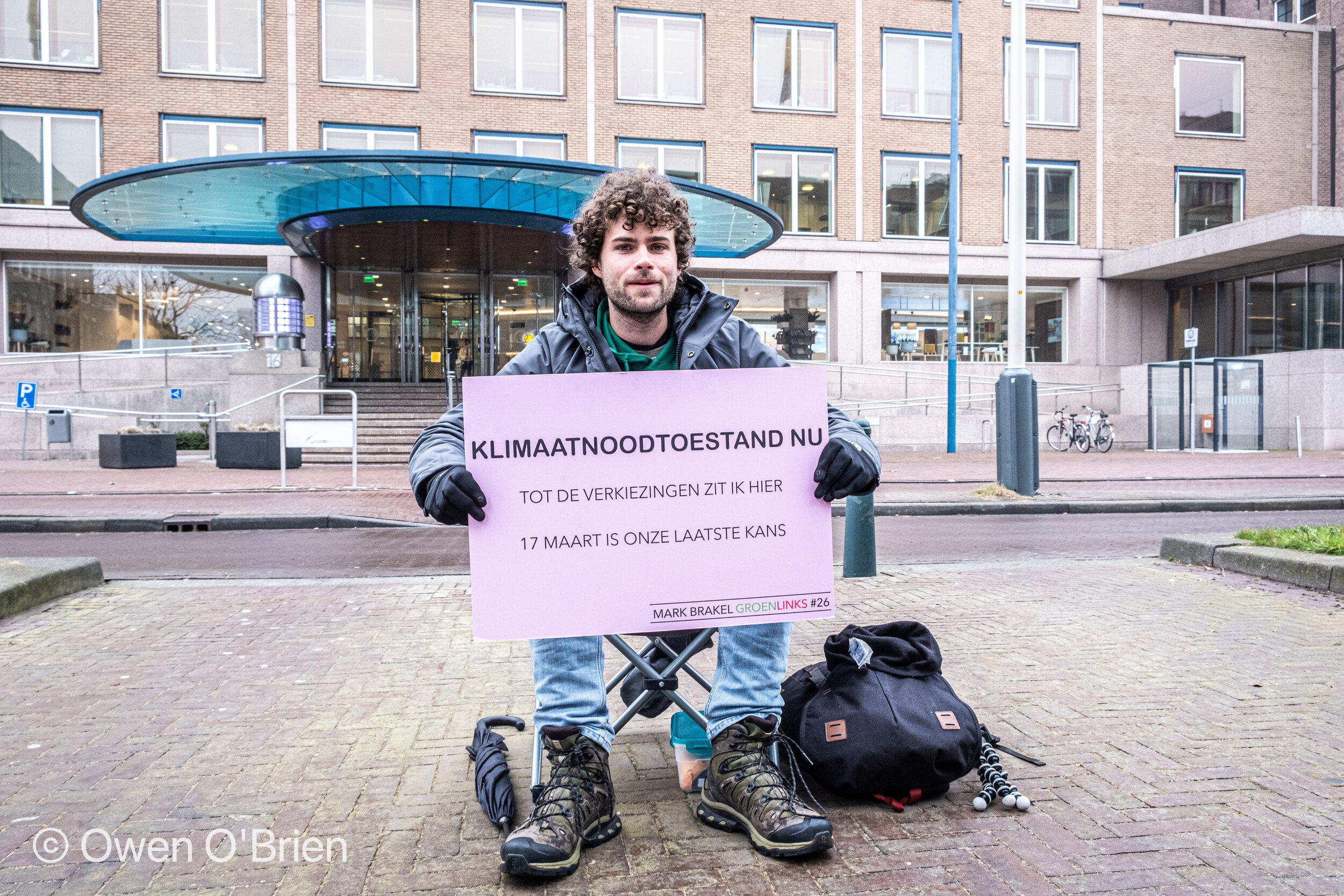 Mark Brakel zit sinds 03-03-2021 voor de ingang van het hoofdkantoor van 
Shell Nederland en vraagt aandacht voor onder andere het klimaatbeleid in Nederland.