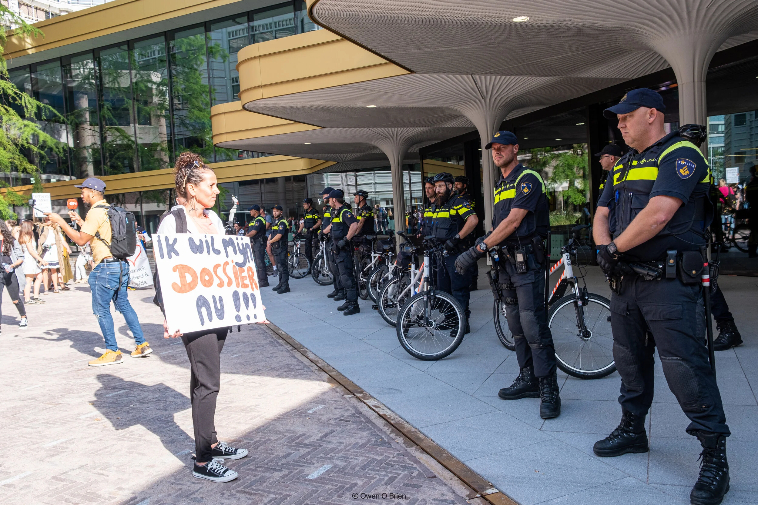 Demonstranten in Den Haag bij de nieuwe tweede kamer in Den Haag (september 2021).
