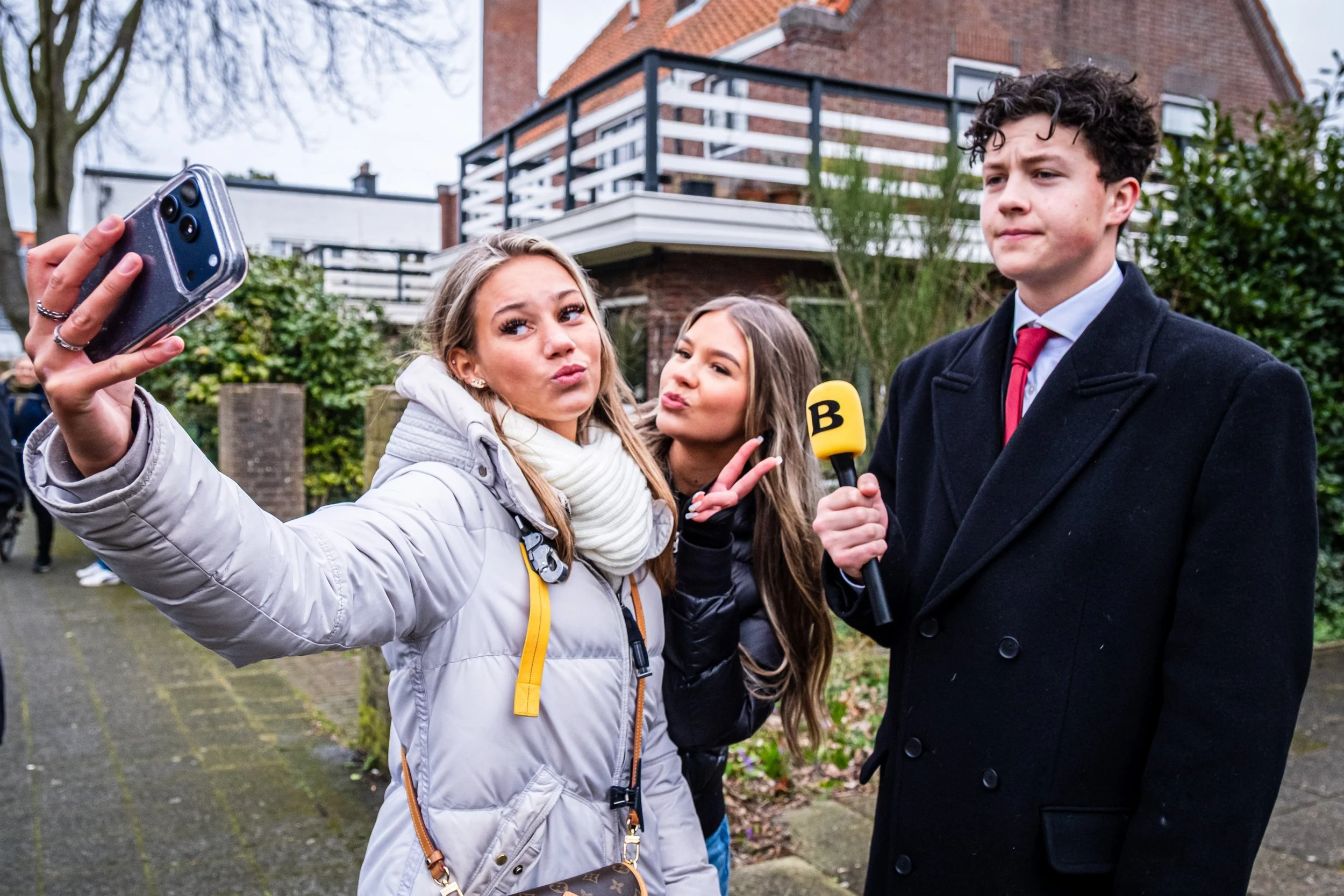 Twee tieners nemen een 'selfie' met journalist Bender (februari 2026).