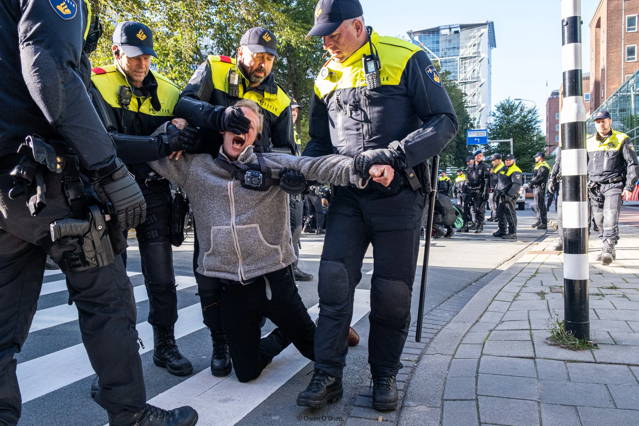 Het Parate Peloton grijpt in tijdens een demonstratie van Extinction Rebellion in Den Haag (oktober 2021).