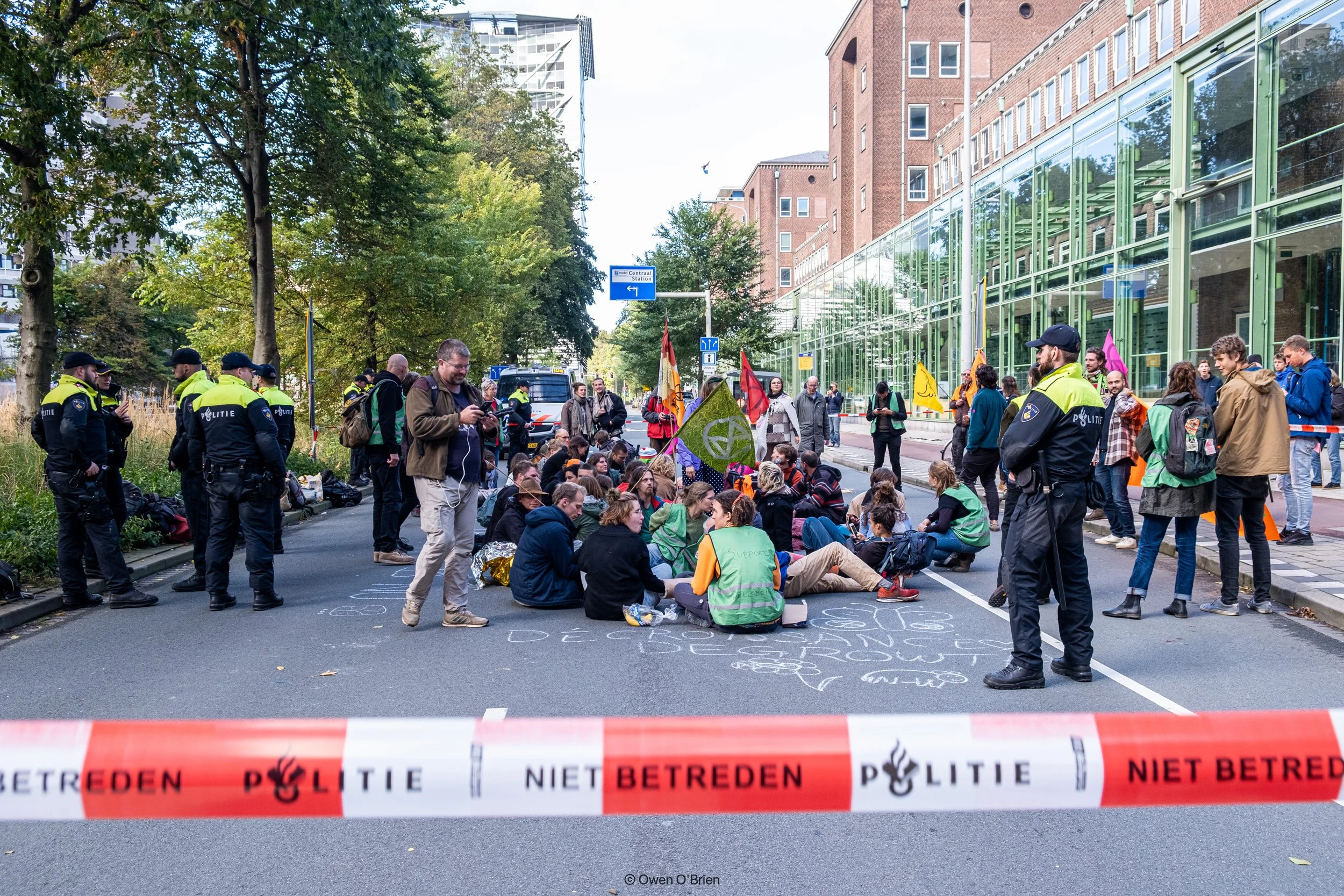 Actievoerders van Extinction Rebellion blokkeren de Prins Clauslaan in Den Haag (oktober 2021).