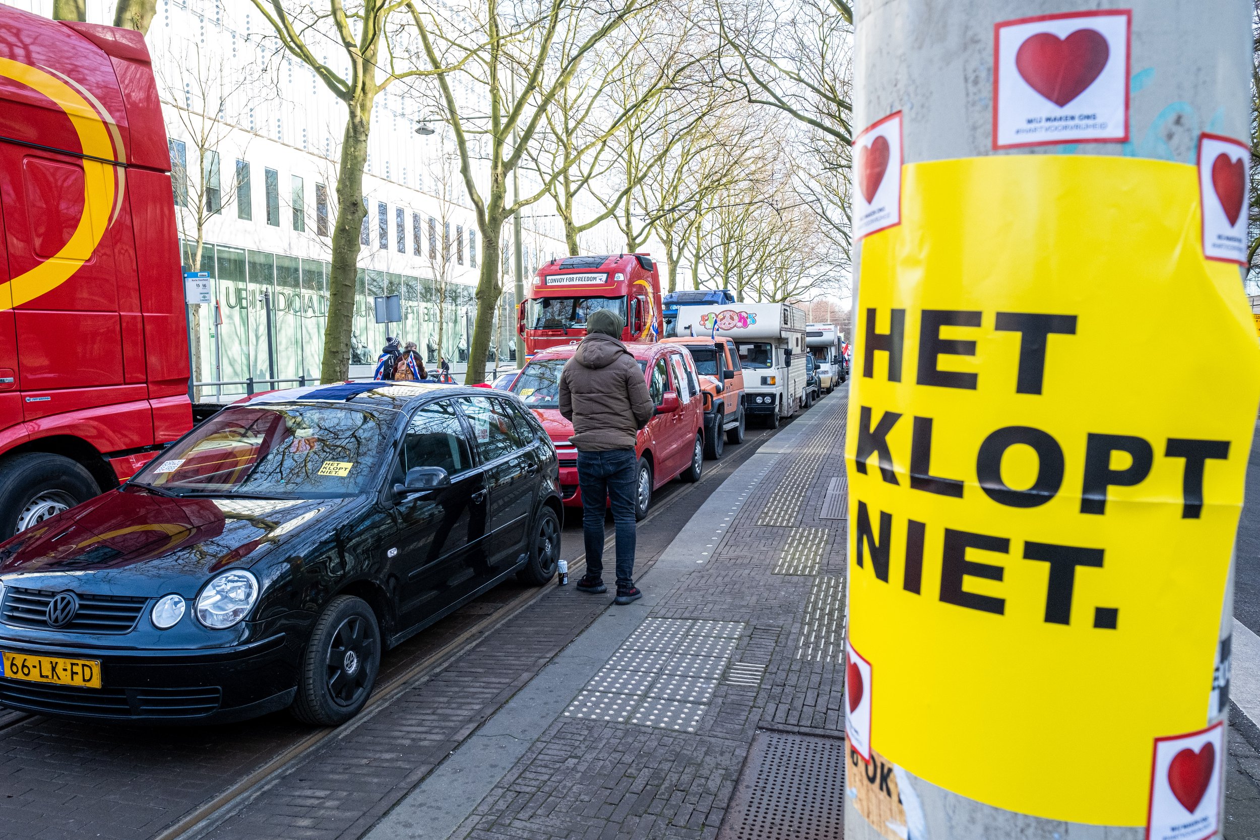 In Den Haag blokkeren truckers en sympathisanten de wegen. Ze demonstreren tegen de coronamaatregelen (februari 2022).