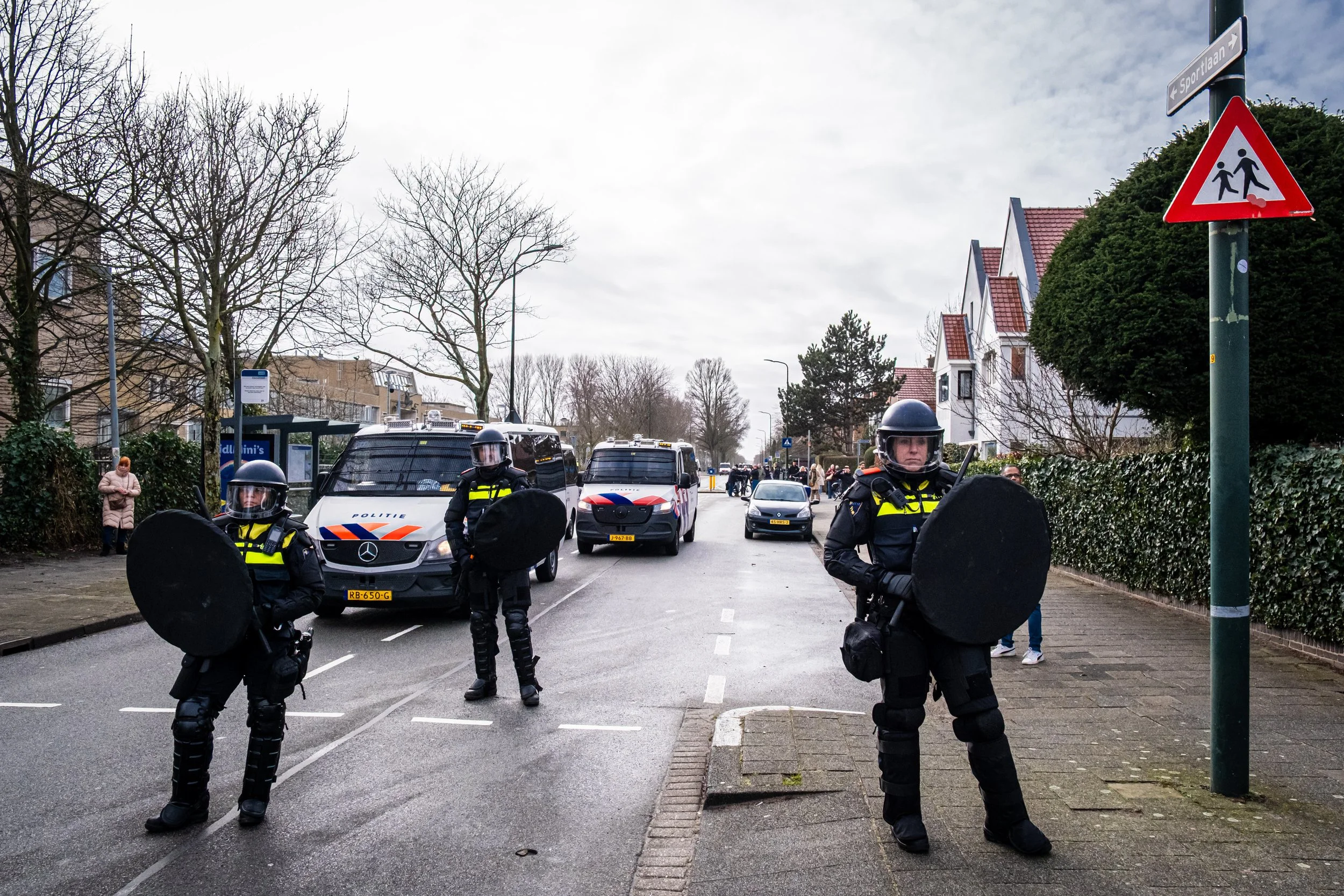 De politie is massaal aanwezig tijdens een anti asielprotest in Den Haag (februari 2026).