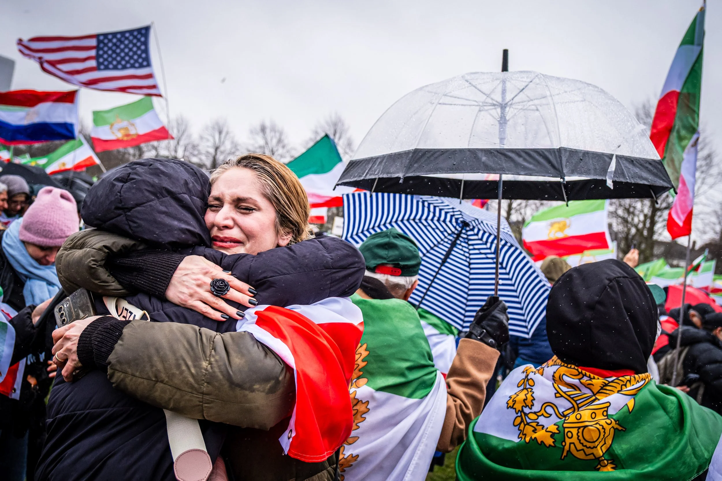 Demonstranten vallen elkaar in de armen na het nieuws over de mogelijke dood van Ali Khamenei (februari 2026).