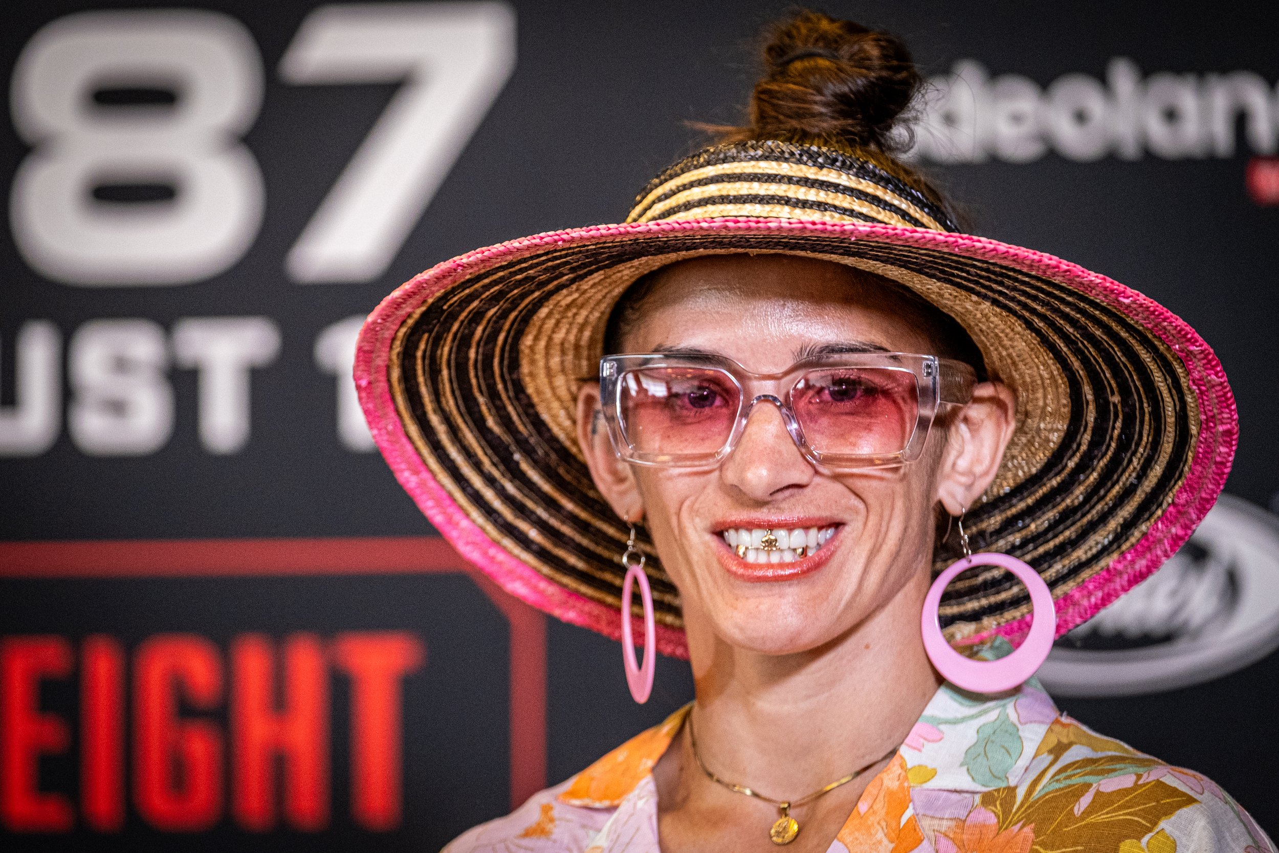 Kickbokser Tiffany van Soest kondigt haar pensioen aan in het kickboksen (augustus 2023).