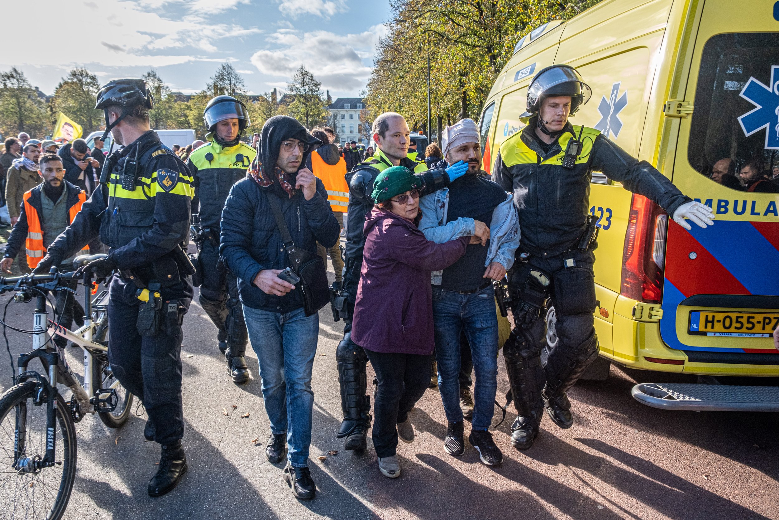 De politie, waaronder de ME, heeft moeten ingrijpen bij het Koerdisch protest in Den Haag. Nadat de protestmars voorbij was probeerde een groep actievoerders naar de Turkse ambassade te gaan. Toen de politie de demonstranten wilde tegenhouden, liep h