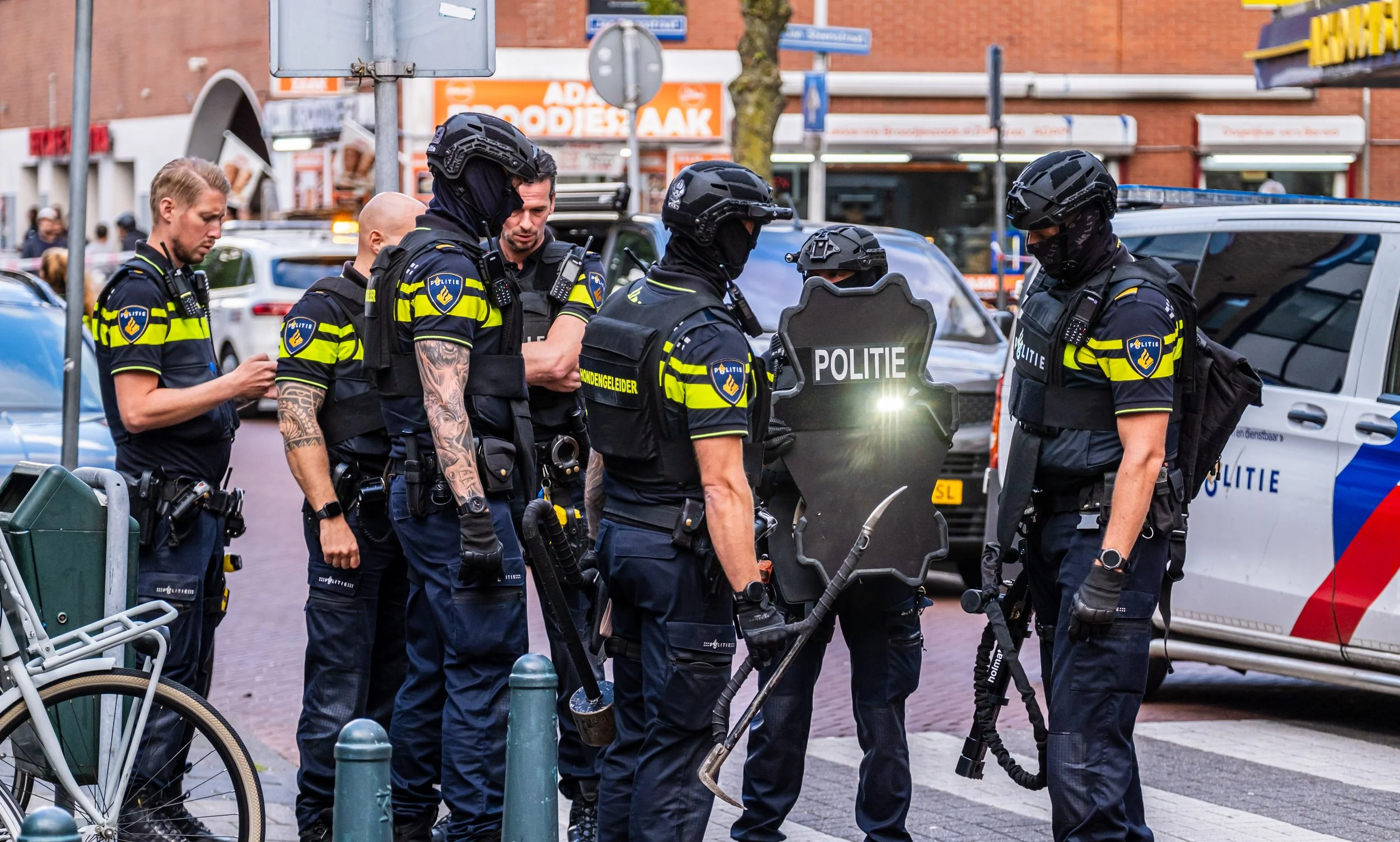 Na een schietpartij op de Hoefkade in Den Haag is een persoon gewond geraakt. De politie is een groot onderzoek gestart en spreekt in de straat met getuigen.