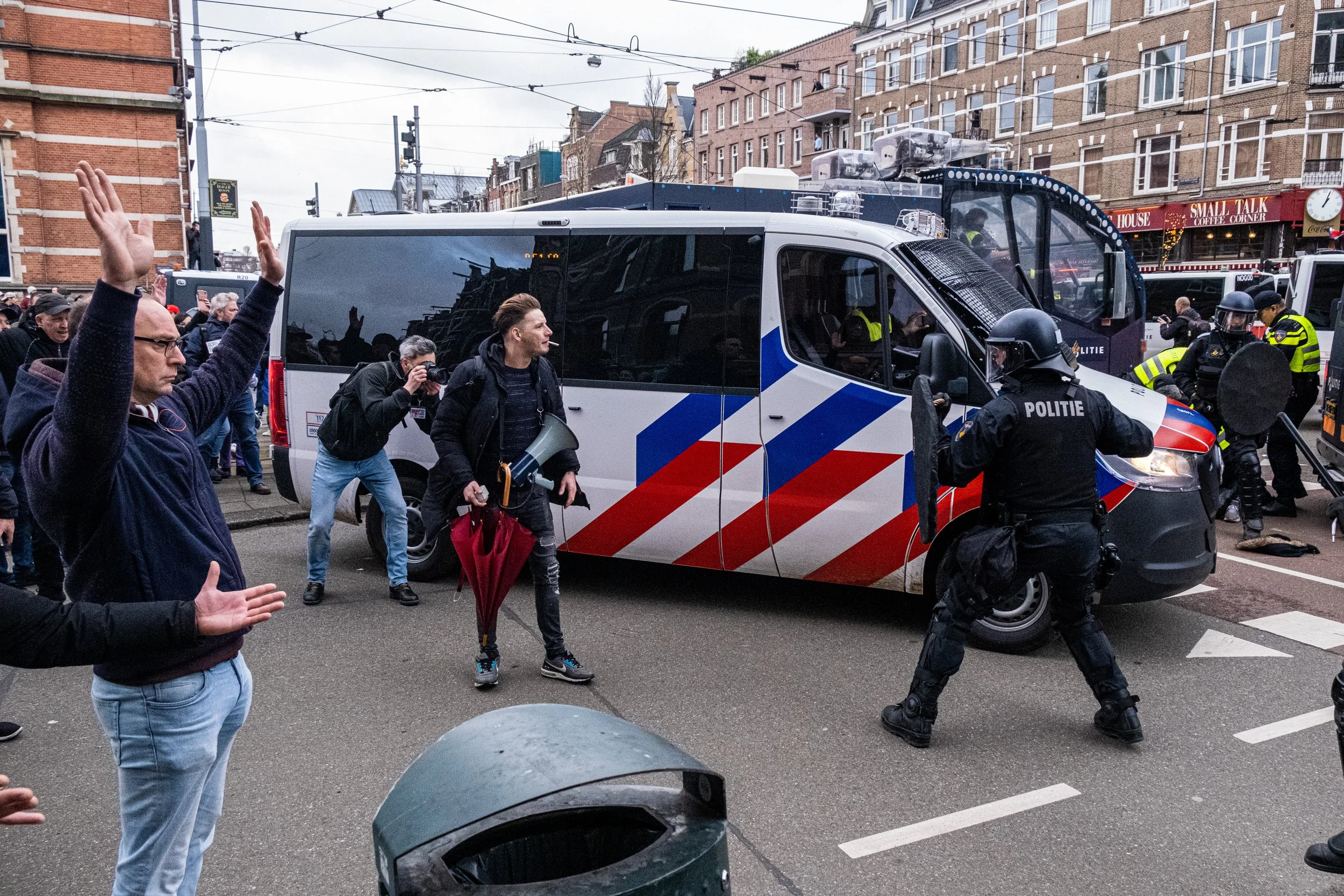 De politie heeft vandaag bij de demonstratie tegen de coronamaatregelen in Amsterdam dertig mensen aangehouden. Ze worden verdacht van het verstoren van de openbare orde, het overtreden van de Wet op de identificatieplicht, verboden wapenbezit, beled