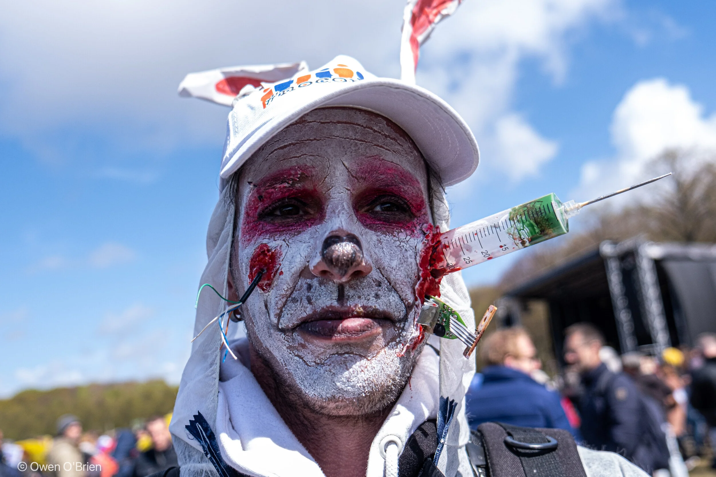 Een demonstrant op het Malieveld in Den Haag  tijdens een demonstratie tegen de coronamaatregelen (mei 2021).