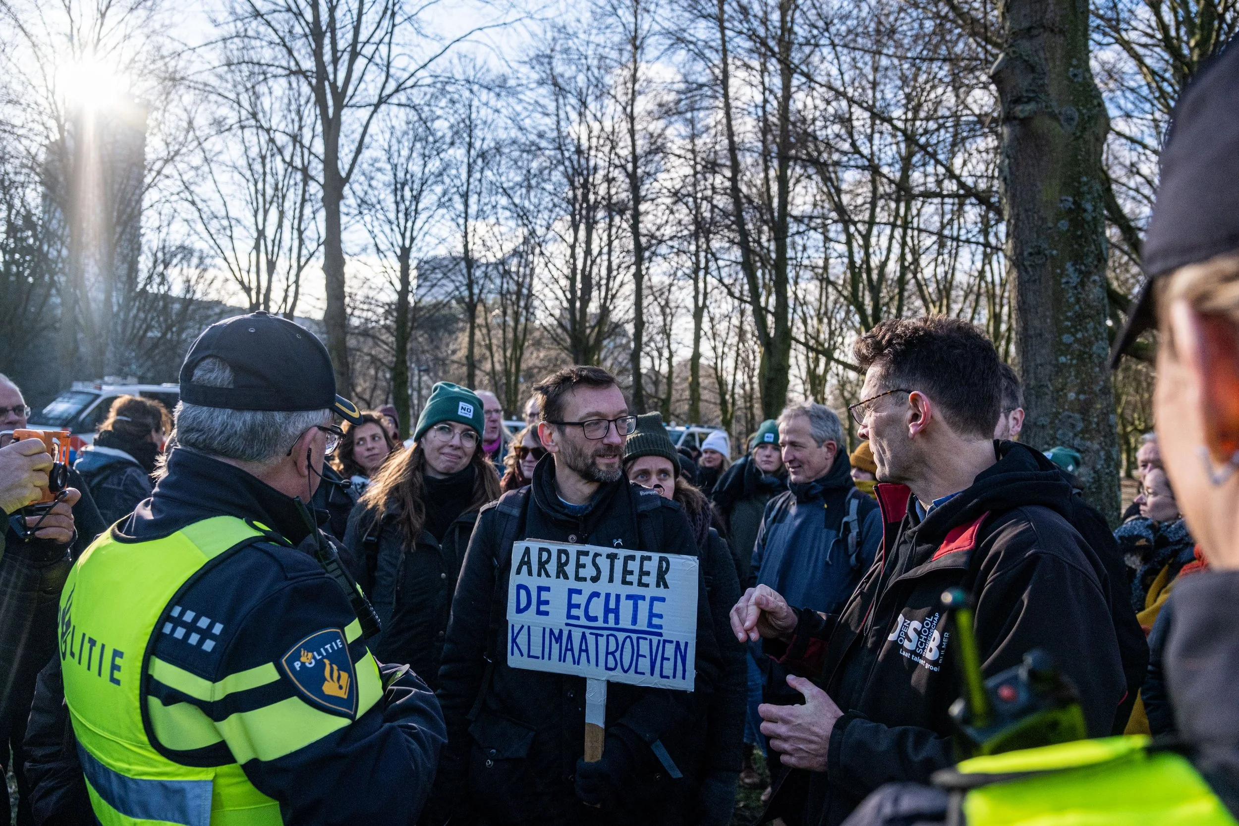 Politie arresteert honderden klimaatactivisten bij blokkade A12 O'Brien Media-7.jpg