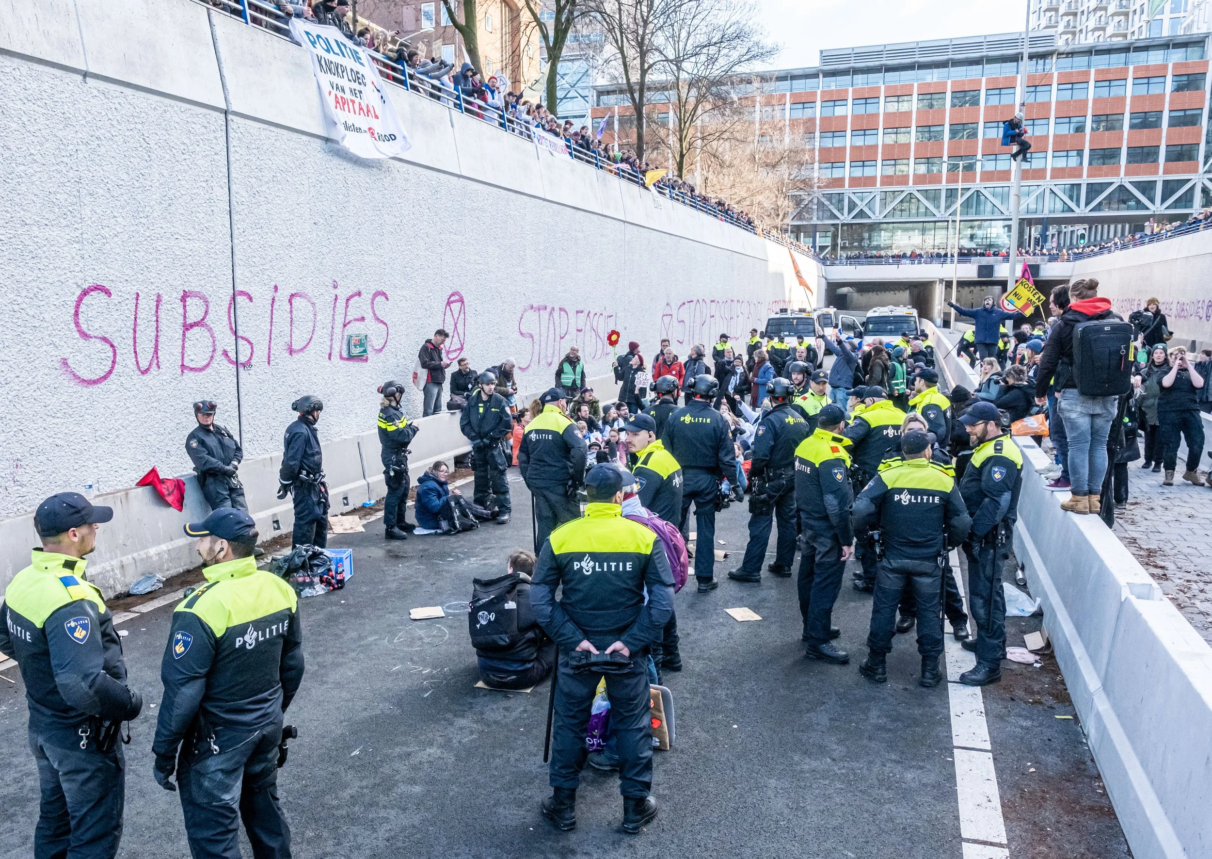 Politie arresteert honderden klimaatactivisten bij blokkade A12 O'Brien Media-1.jpg