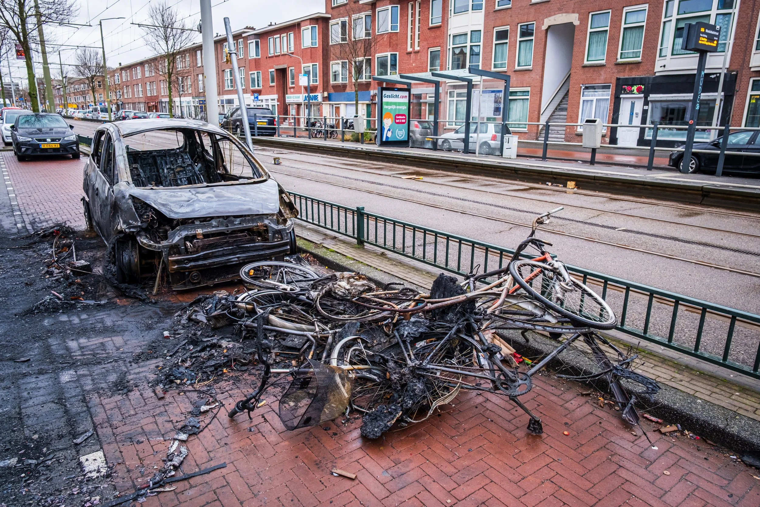 Een auto is afgebrand tijdens de jaarwisseling in Den Haag  (januari 2026).