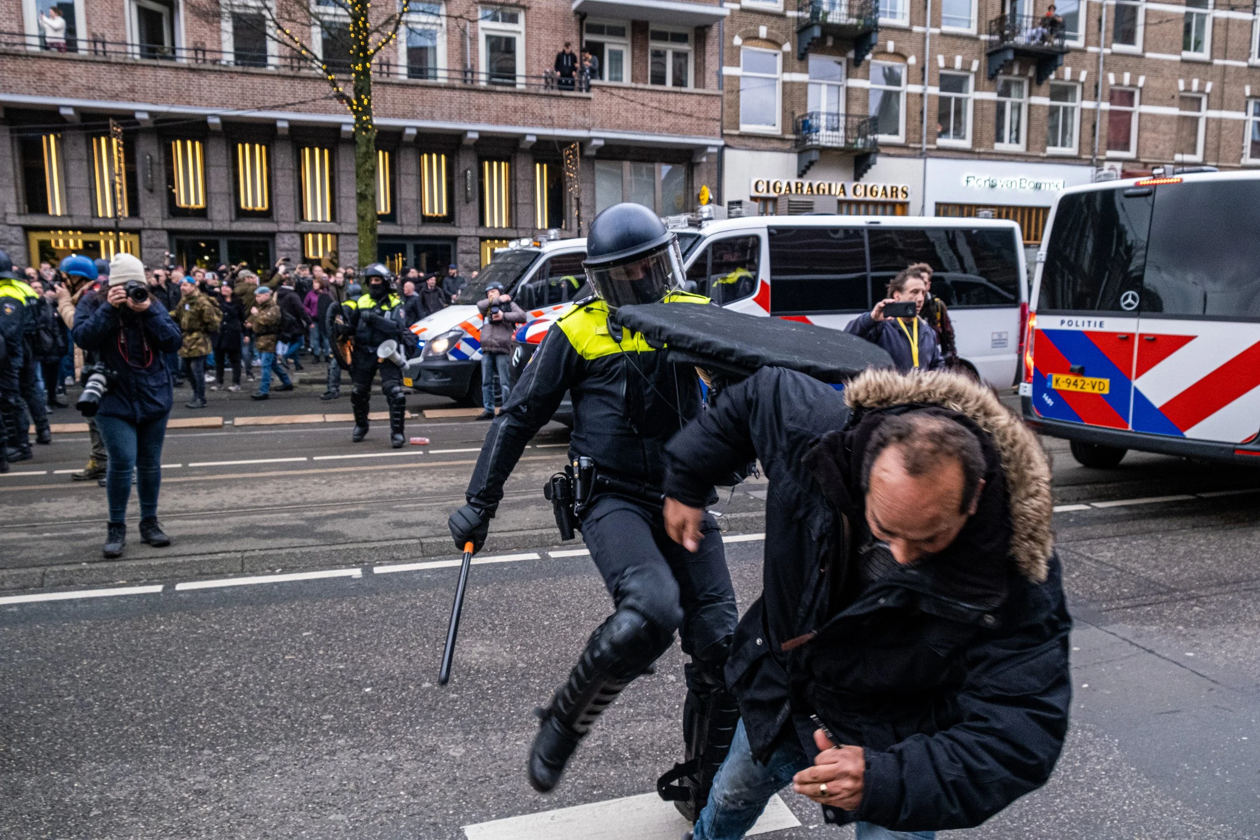 De politie heeft vandaag bij de demonstratie tegen de coronamaatregelen in Amsterdam dertig mensen aangehouden. Ze worden verdacht van het verstoren van de openbare orde, het overtreden van de Wet op de identificatieplicht, verboden wapenbezit, beled