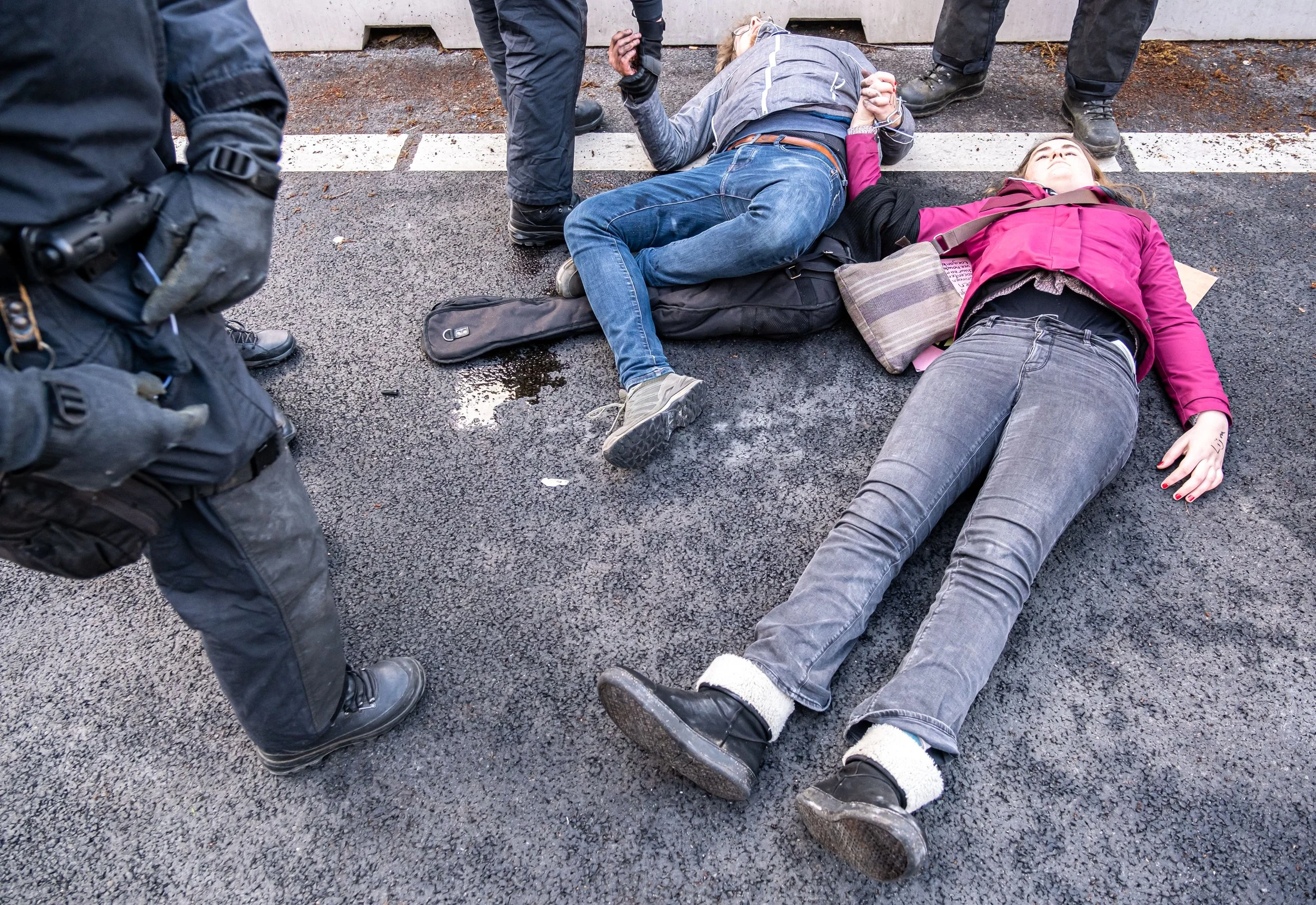 Politie arresteert honderden klimaatactivisten bij blokkade A12 O'Brien Media-3.jpg