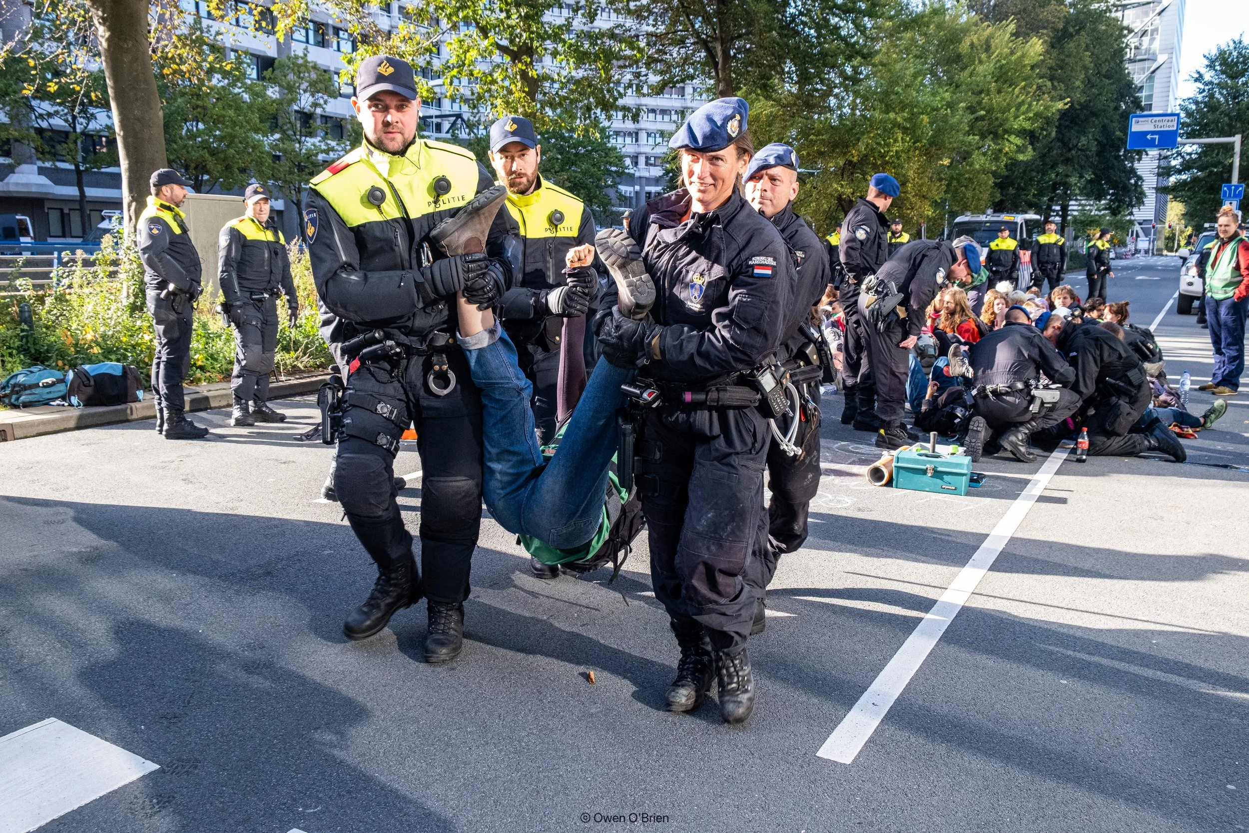 Een demonstrant van Extinction Rebellion wordt verplaatst op de Prins Clauslaan in Den Haag (oktober 2021).
