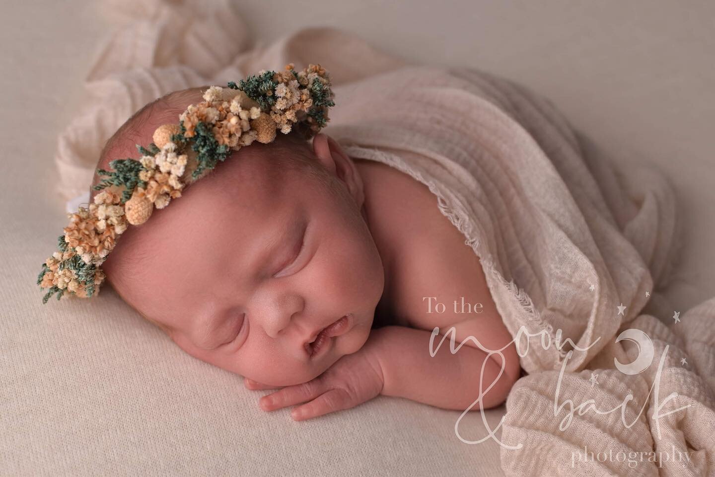 Don&rsquo;t miss out on those precious newborn memories 💕
Newborn sessions are done in the first 3 weeks to get these gorgeous sleepy, squishy shots 

Also, can we take a moment to appreciate this flower crown 🥰