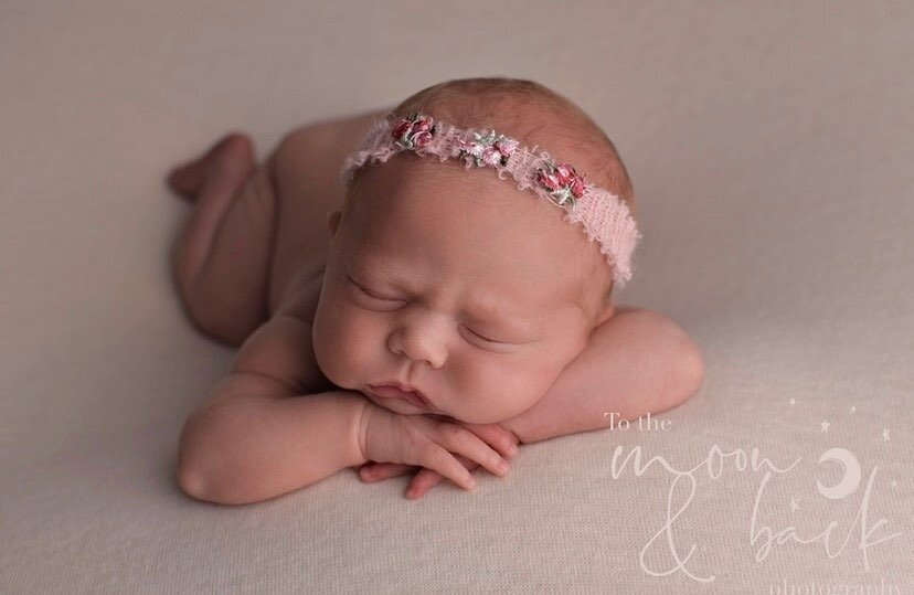 Just ONE newborn slot left for both July &amp; August 

Newborn sessions are best done in the first few weeks to get those curled up, sleepy, squishy shots🥰