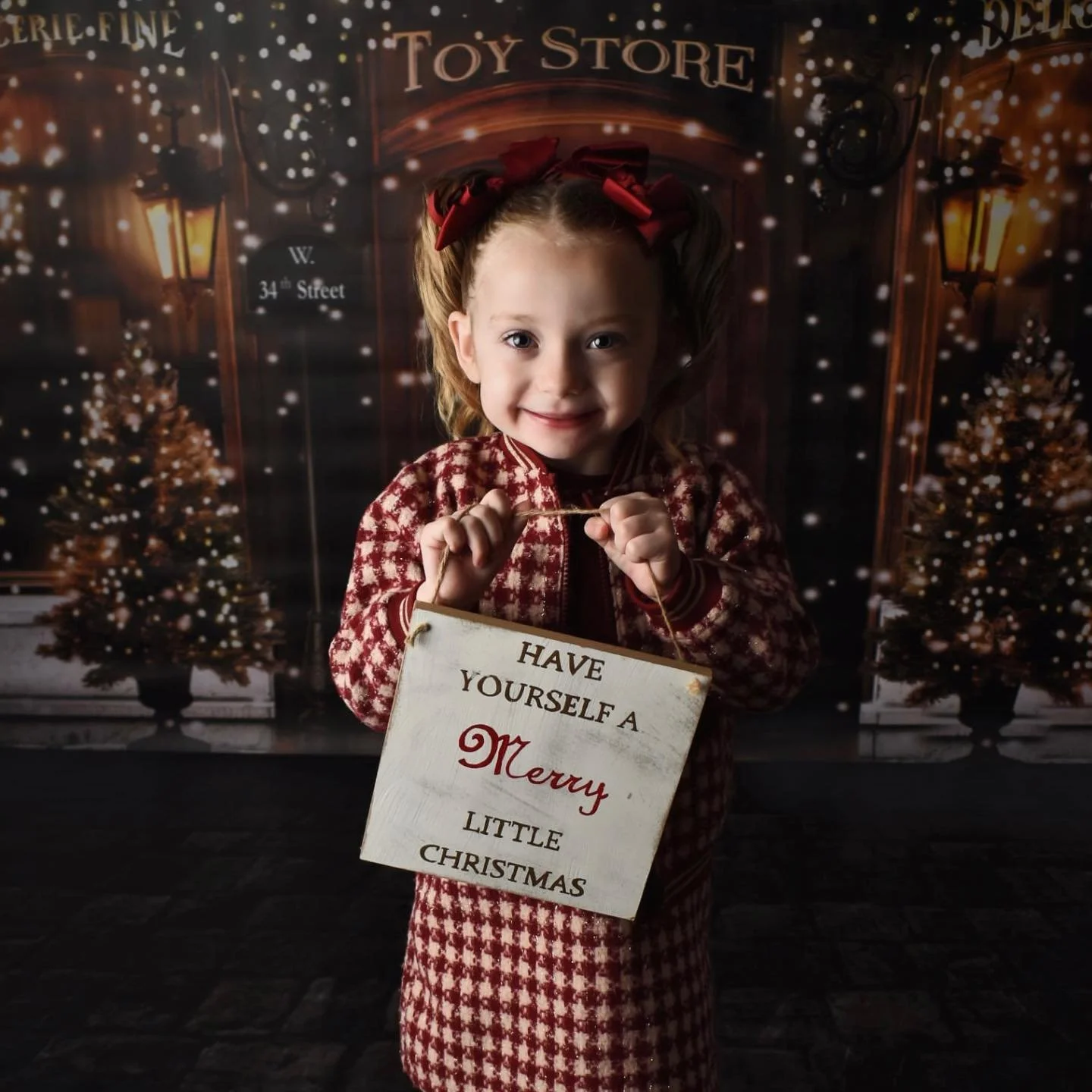 I am nearly up to date with with all Christmas minis, 37 at my studio, one school shoot, one nursery shoot.
It's been the busiest, craziest month

I have another busy couple of weeks of newborn before some much needed downtime with my family 🤍

My n