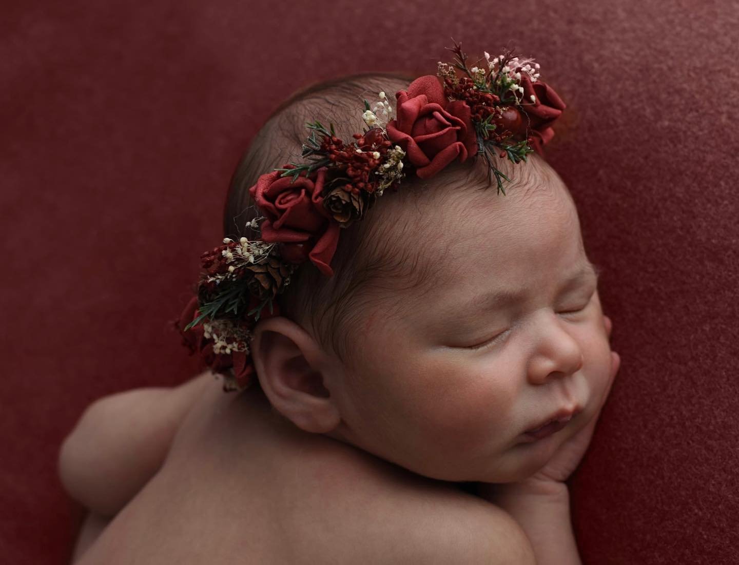 This neutral girlie is bringing some dark reds to your feed, I had to do a few pops of festive colours for winter baby Ivy❤️