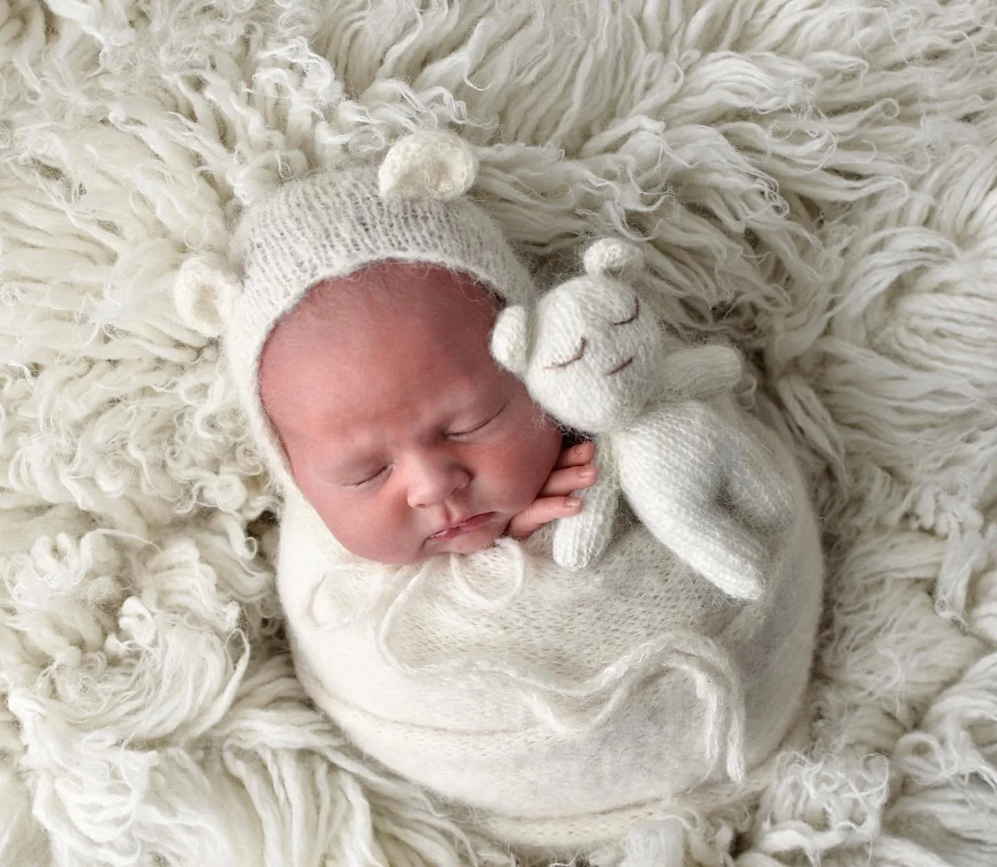 Slept the whole session and made it easy work for me🤍

Swaddled shots are still one of my favourites🤍