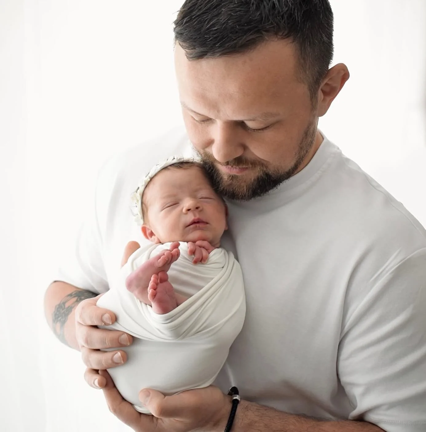 Little Miss Evie in the studio yesterday 🤍

She was an absolute angel, how beautiful is this shot with her &amp; daddy 📸