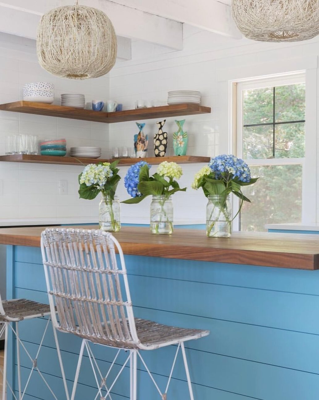 Pull up a seat, summer&rsquo;s  in full bloom.💙
Design by @distinctiveinteriors 
Built by @copperleafdevelopment 
📸 by @sherylkalisphotography 
#capecodliving #capecod #capecodhome #capecodhomes #capecodinsta #kitchendesign #kitchendecor #kitchenso