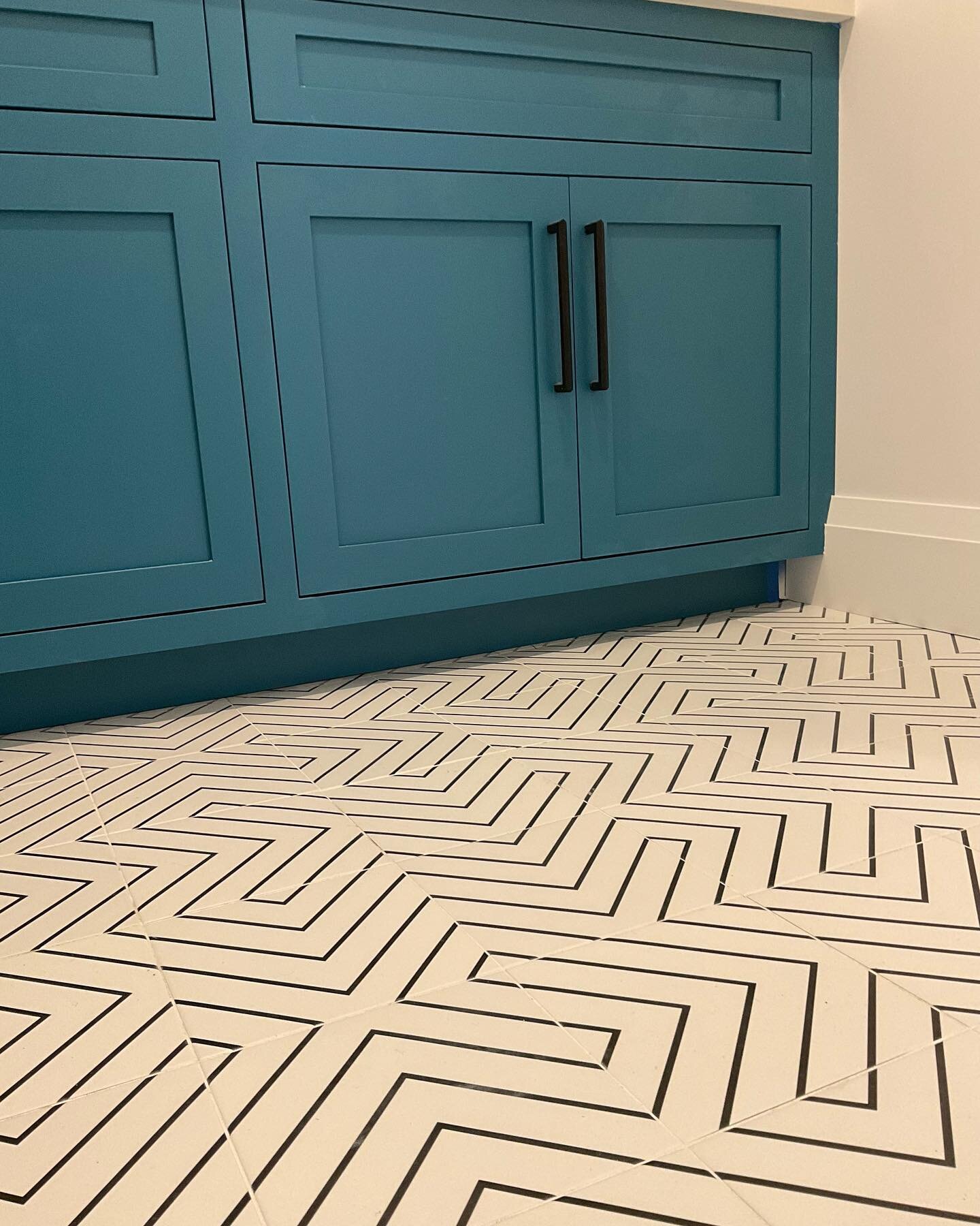 Who wouldn&rsquo;t want to take on washing and folding in this playful laundry room?!🧺
Check back for more pictures.📸
#laundryroom #laundryroomdesign #laundryroomgoals #laundryroomdecor #interiordesign #interiordesigner #laundryroomorganization #pl