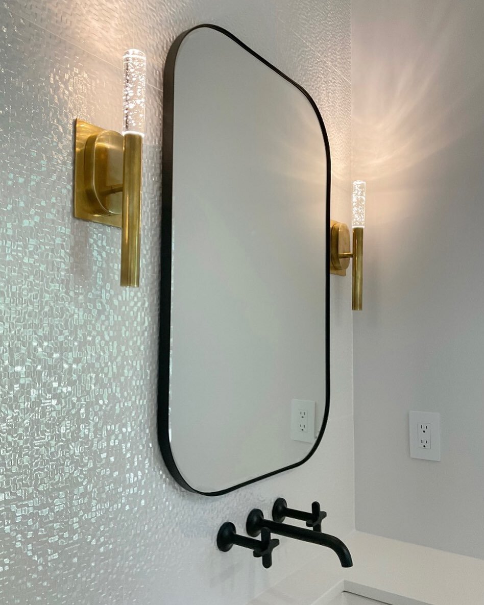 Fabulous reflections guaranteed here!🪞
✨
Design by @distinctiveinteriors 
Built by @copperleafdevelopment 
#bathroomdesign #bathroomvanity #mirror #mirrordesign #bathroomdecor #bathroomlighting #bathroominspiration #bathroomtile #bathroomstyle #bath