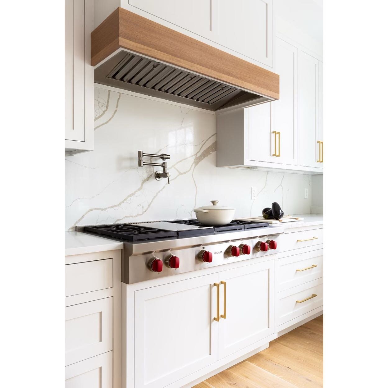 Sunday dinner vibes🍝
Design by @distinctiveinteriors 
Built by @copperleafdevelopment 
📸 by @sherylkalisphotography 
#whitekitchen #whitekitchencabinets #whitekitchens #oakdetails #goldhardware #customrangehood #kitchendesign #kitchensofinstagram #