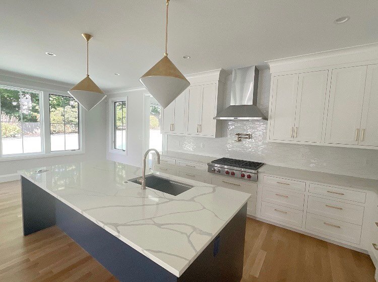 This kitchen is ready for move in day! ✨
Design by @distinctiveinteriors 
Build by @copperleafdevelopment 
Photographed by my 📱
#newconstruction #newconstructionhome #custombuild #luxuryhomes #kitchendesign #kitchenstyle #kitchensofinstagram #kitche