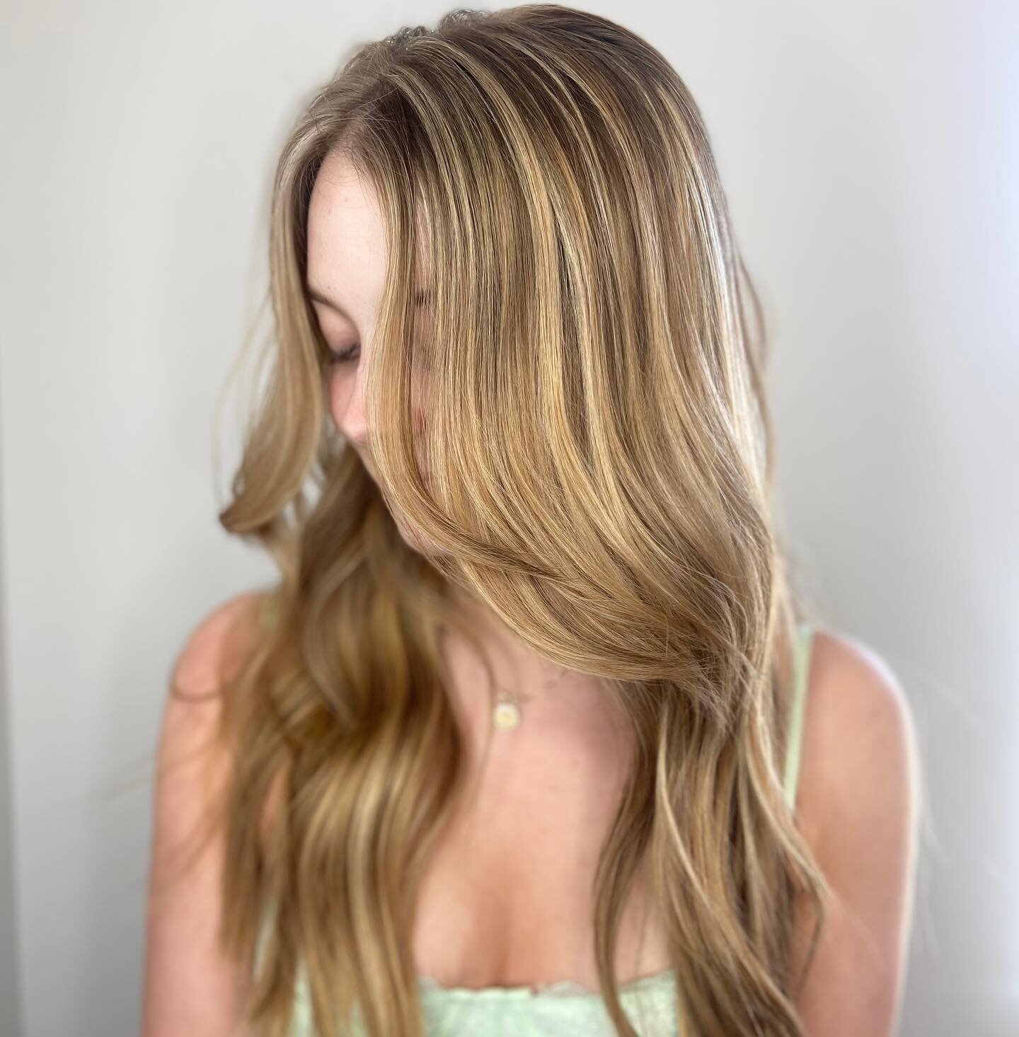 Spring has sprung and the blonding has begun! ☀️

@emily.artistrysalonsouth is now booking new clients and is ready to bring you some sunshine! 

#blondebeauty #hairstylist #franklintn #haircolor