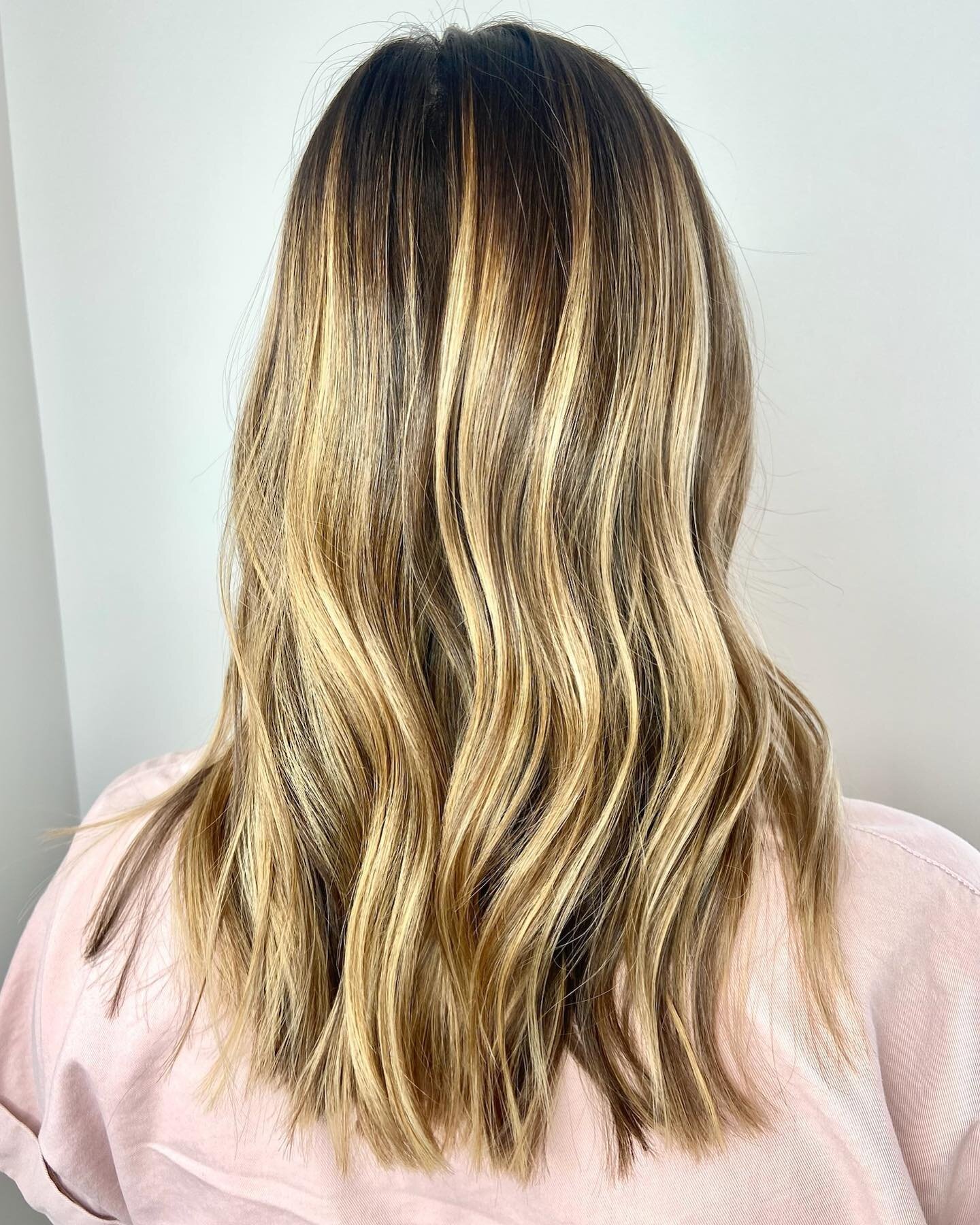 ✨ Transformation Tuesday ✨ healthy hair is beautiful hair!

🎨by @emily.artistrysalonsouth 

#hairtransformation #hairgoals #healthyhair #healthyblonde #shine #summerhair