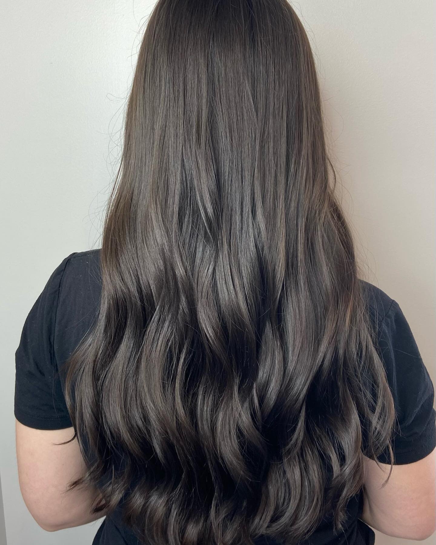 @emily.artistrysalonsouth added some subtle richness to this gorgeous brunette 😍

#hairgoals #dreamyhair #franklinhairstylist