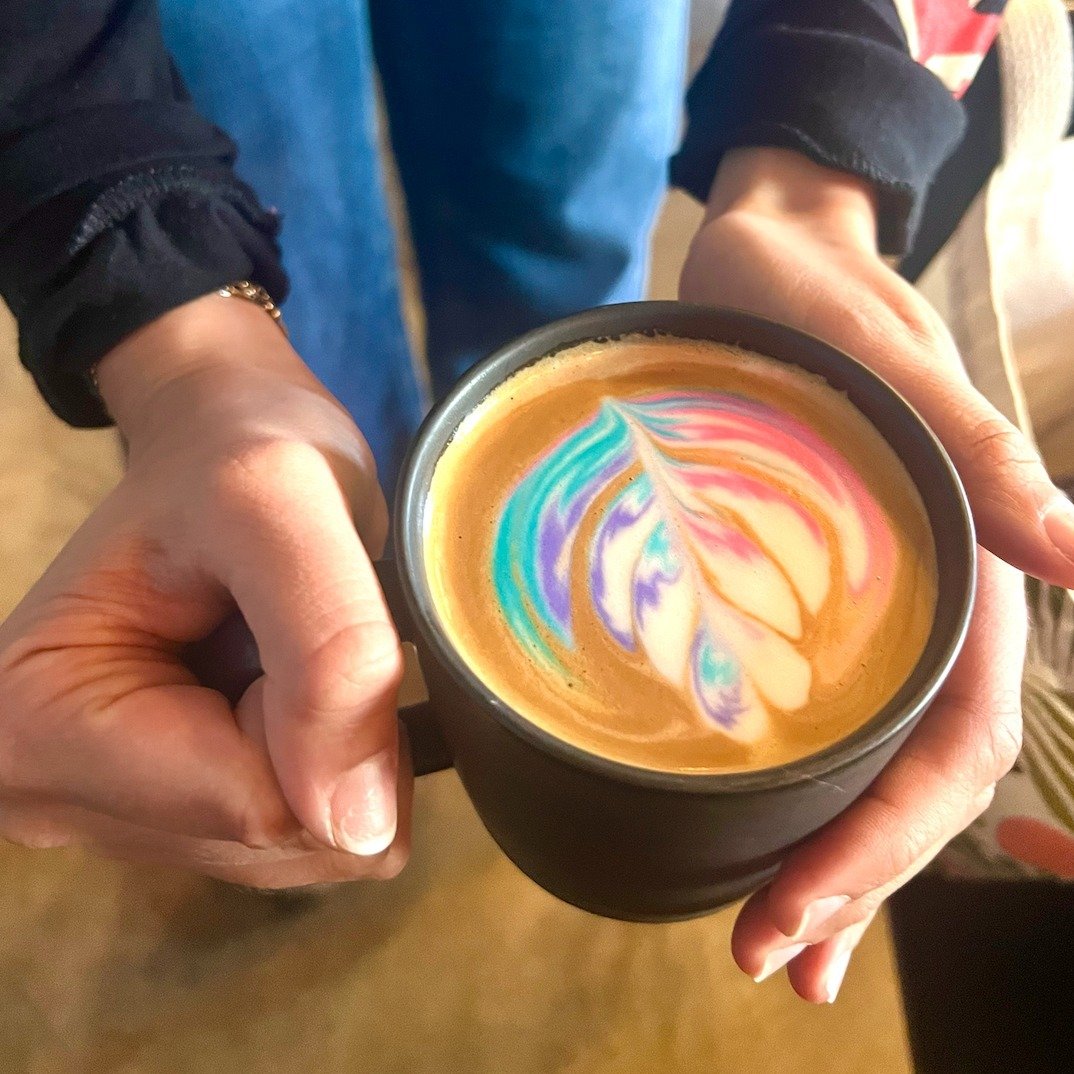 Happy Sunday Bow Market cuties (including this cutie colorful latte that @remnantbrewing had this week) 🌈 ☕️