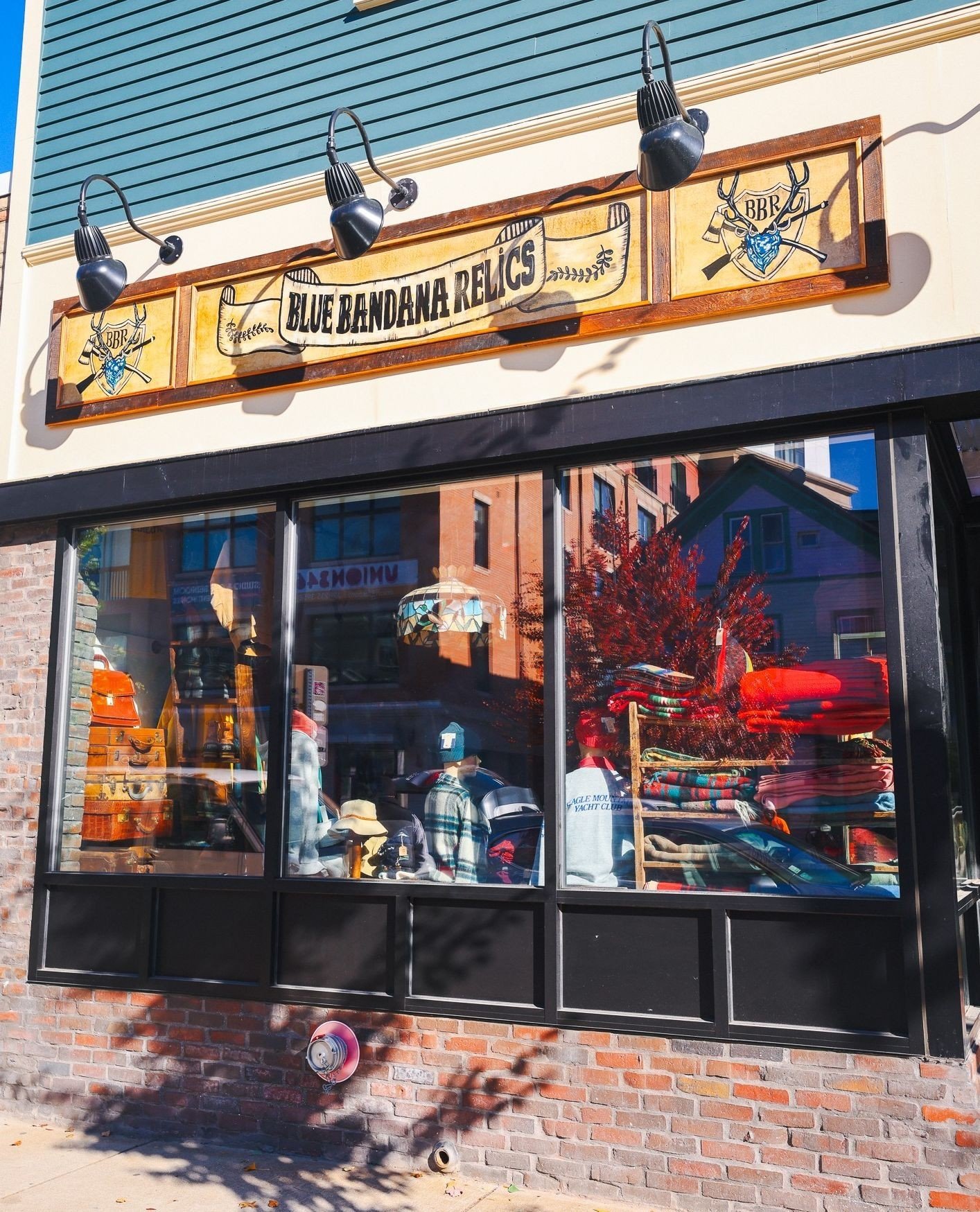 Have you checked out our extension yet? We have a new presence on Somerville Ave. @bluebandanarelics moved into our extension from the 2nd floor, along with some other Bow businesses. Keep an eye out for a couple more openings in the extension this s