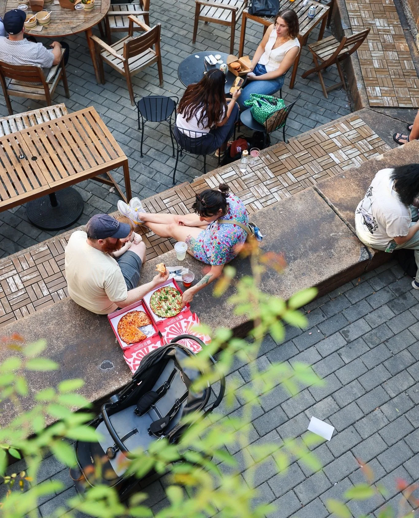 TGIF 🎉 perfect day to kick off the weekend with pizza Friday in our courtyard, meet up with a pal, and soak up the remaining summer vibes!