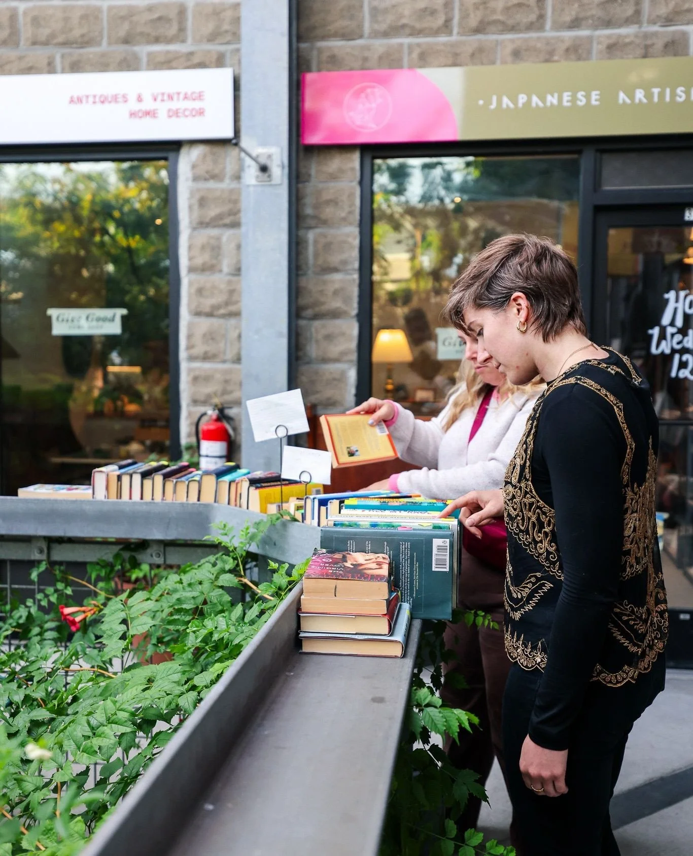 🌸 THIS FRIDAY 5/1 from 4-9pm 🌸 Celebrate the season with a Spring Fling: May Day Celebration at Bow Market. ⁠RSVP at link in bio! ⁠
⁠
🌷 Browse a lively sidewalk sale and balcony bargains from Bow Market retailers including @tinyturnspaperie, @gree