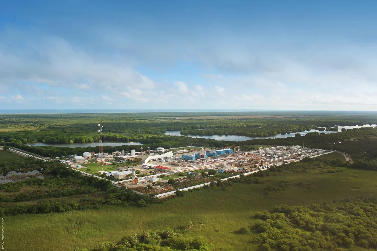 Hace tantito más de 6 años todavía no había #drones como ahorita y estaba haciendo un video de seguridad para Pemex, querían unas fotos aéreas entonces me tocó hacer estas desde helicóptero 🚁 ?