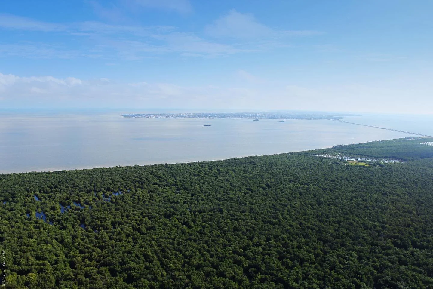 Hace tantito más de 6 años todavía no había #drones como ahorita y estaba haciendo un video de seguridad para Pemex, querían unas fotos aéreas entonces me tocó hacer estas desde helicóptero 🚁 ?