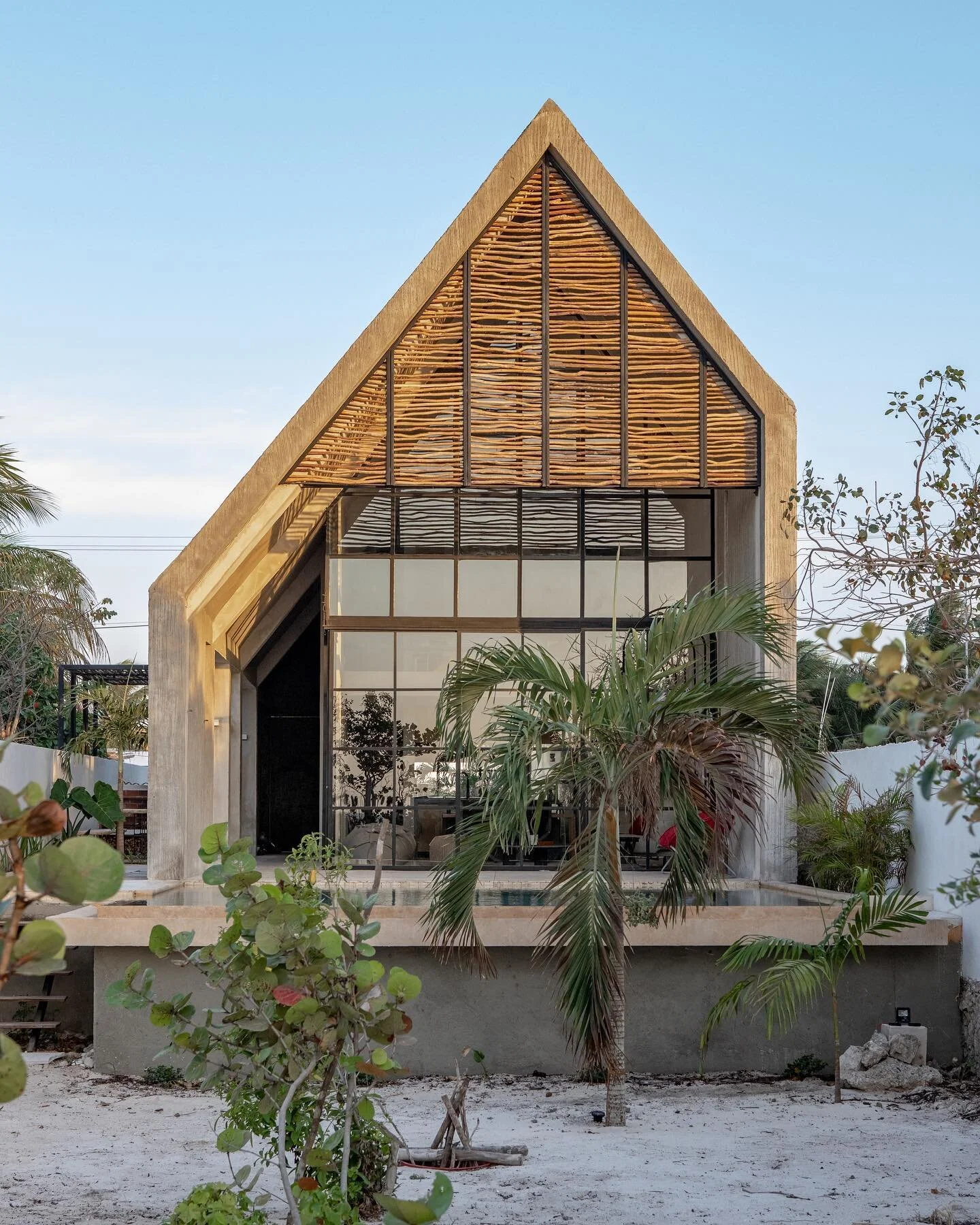 En la playa de Celestún, inmersa en una reserva natural de aves se encuentra Casa Tres Aguas; un lugar donde se disfruta de la tranquilidad del Mar Caribe y se fomenta la vida en equilibrio con la naturaleza. Un proyecto que surge del talento