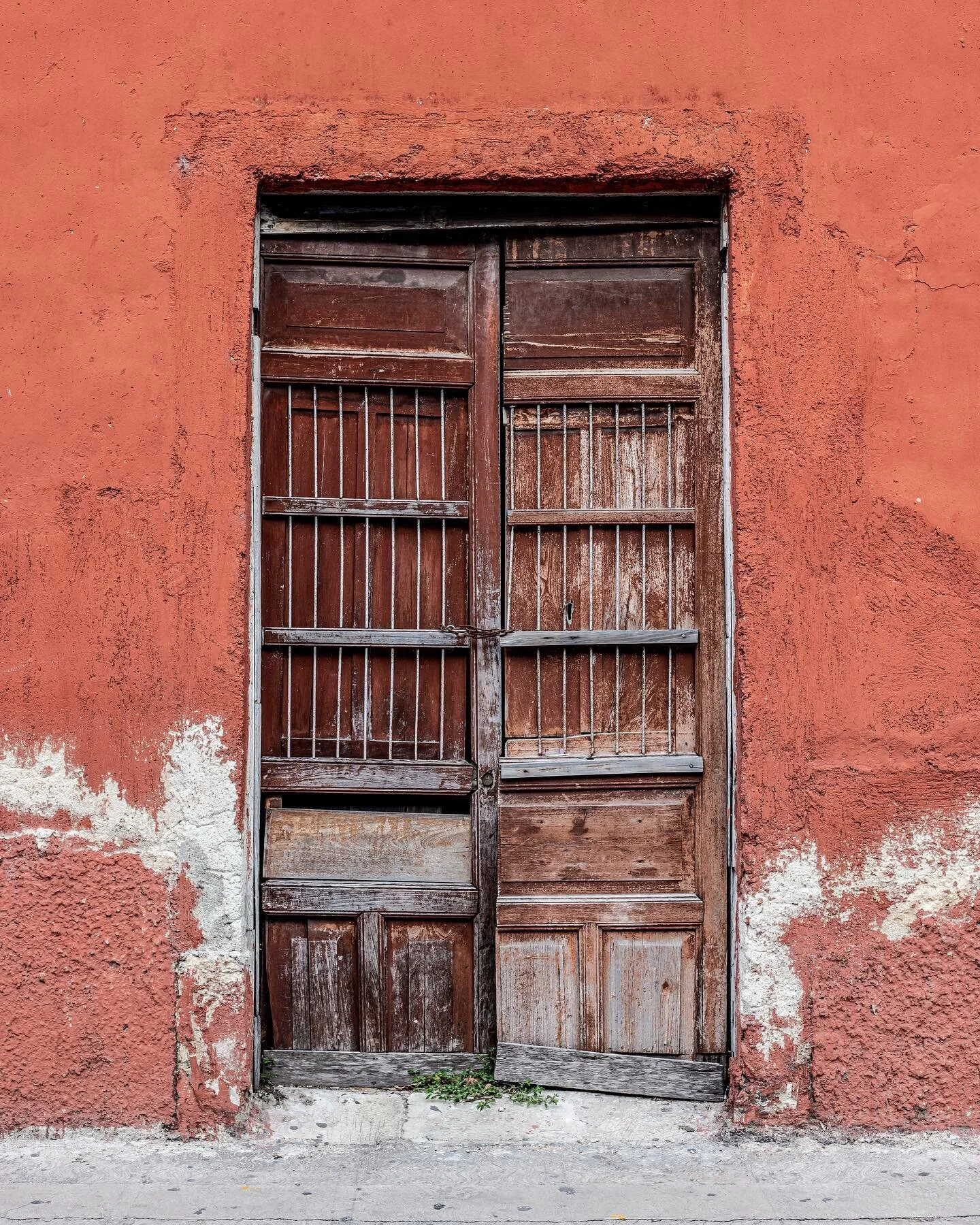 El Barrio o Exterior Salvaje es un espacio con identidad propia, inmerso en el contexto urbano de cualquier ciudad o pueblo. Un territorio fértil para la curiosidad de quien decide explorarlo.
📷 🗺️🧳
The Barrio or Exterior Salvaje is a space