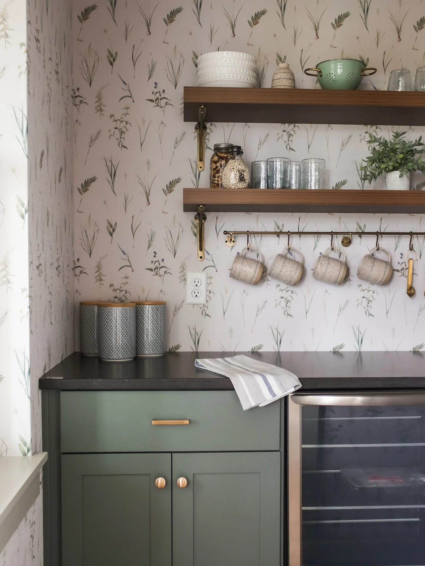 As a green-loving gal I might actually have TOO many green projects I could spotlight today. This sweet butler&rsquo;s pantry from the 2024 @aspenhomesinc parade model still holds a special spot in my heart. 🫶💚

Green Cabinet color: @sherwinwilliam