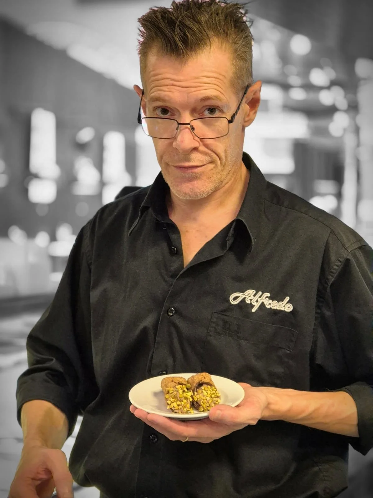 Fredagar & lördagar gör vi våra alldeles egna sicilianska cannoli! Fredag öppet till kl 21, lördag till 17. 
Benvenuto! ❤️🇮🇹
@lundssaluhall #lundssaluhall #lundcity #visitlund #cannolisiciliani #fattoconamore